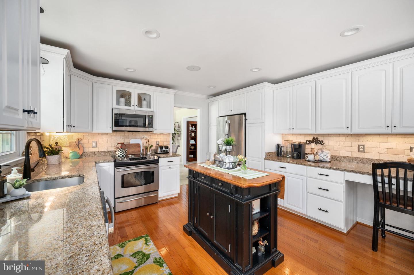 8058 OAK CREST LN, FAIRFAX STATION, Virginia 22039, 4 Bedrooms Bedrooms, ,2 BathroomsBathrooms,Residential,For sale,8058 OAK CREST LN,VAFX2246230 MLS # VAFX2246230