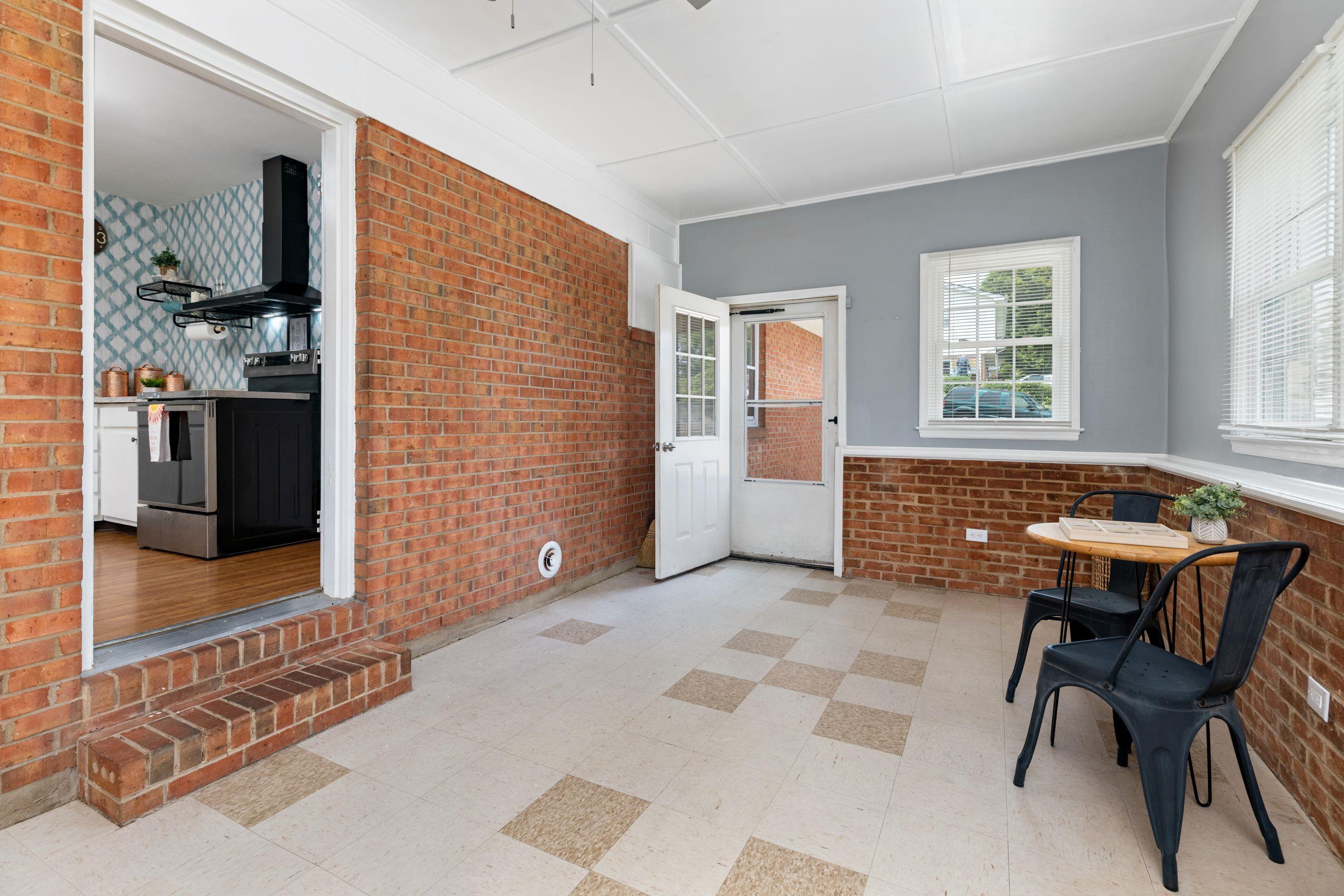 208 THOMAS ST, STAUNTON, Virginia 24401, 3 Bedrooms Bedrooms, ,1 BathroomBathrooms,Residential,208 THOMAS ST,665752 MLS # 665752