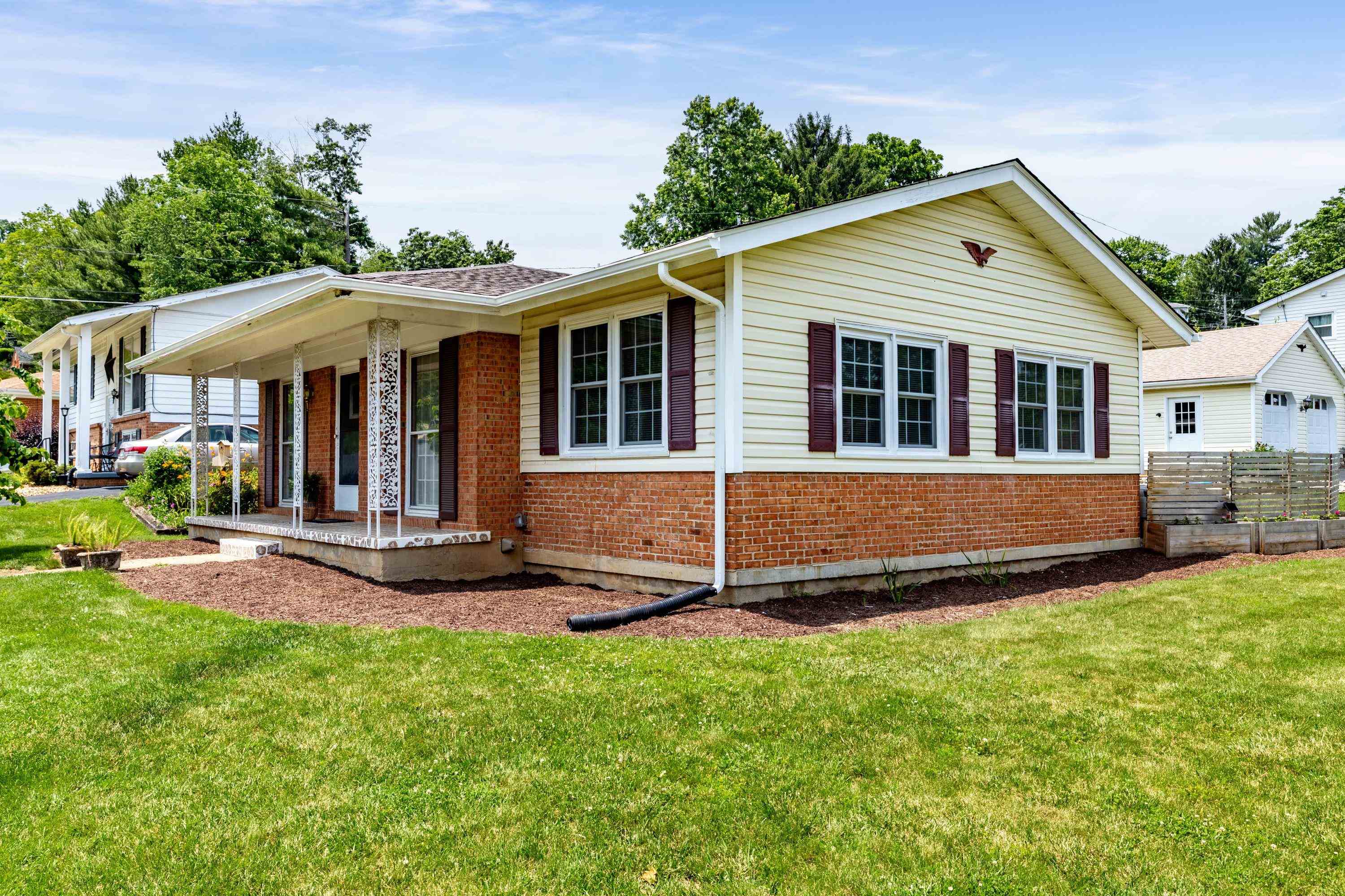 208 THOMAS ST, STAUNTON, Virginia 24401, 3 Bedrooms Bedrooms, ,1 BathroomBathrooms,Residential,208 THOMAS ST,665752 MLS # 665752