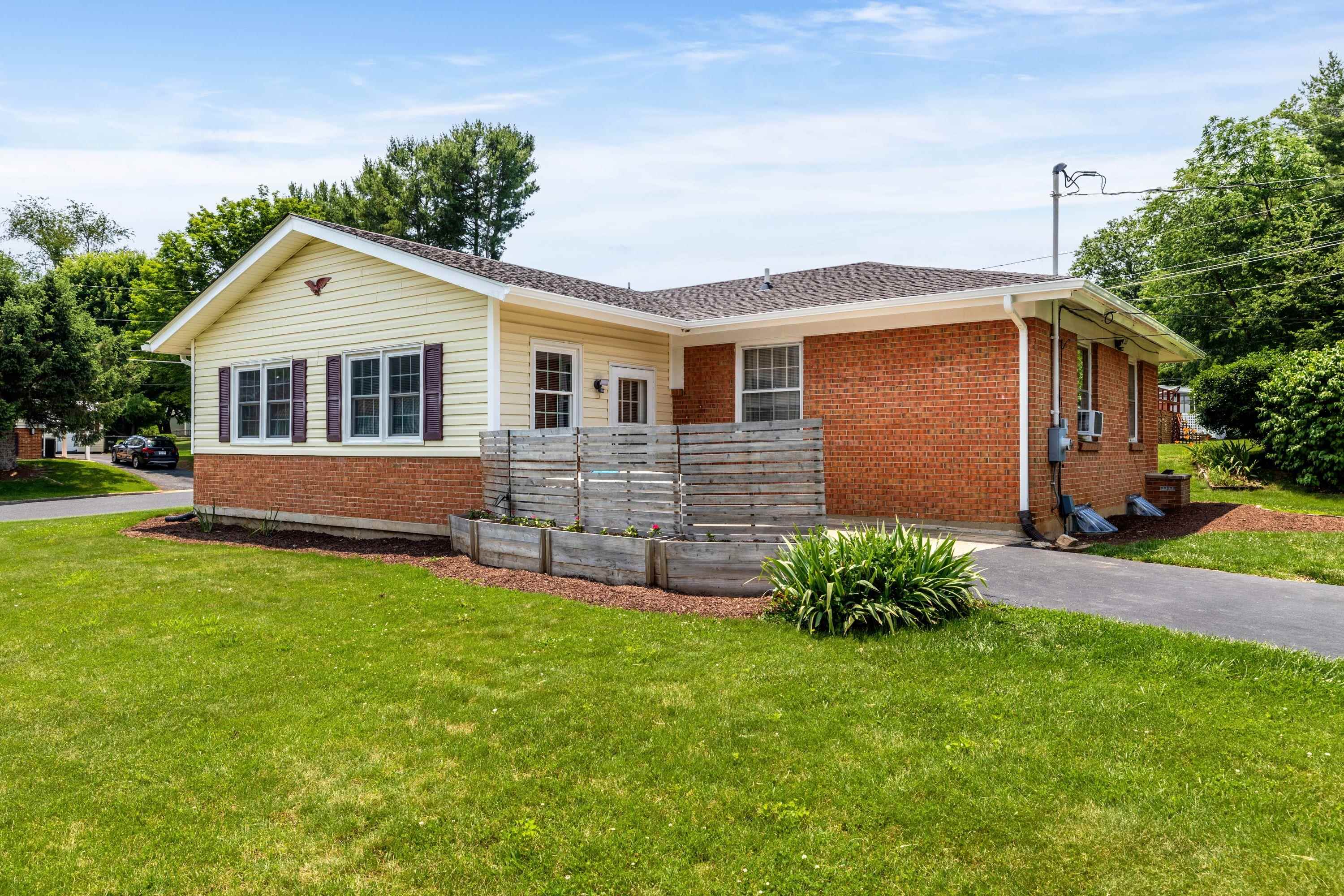 208 THOMAS ST, STAUNTON, Virginia 24401, 3 Bedrooms Bedrooms, ,1 BathroomBathrooms,Residential,208 THOMAS ST,665752 MLS # 665752