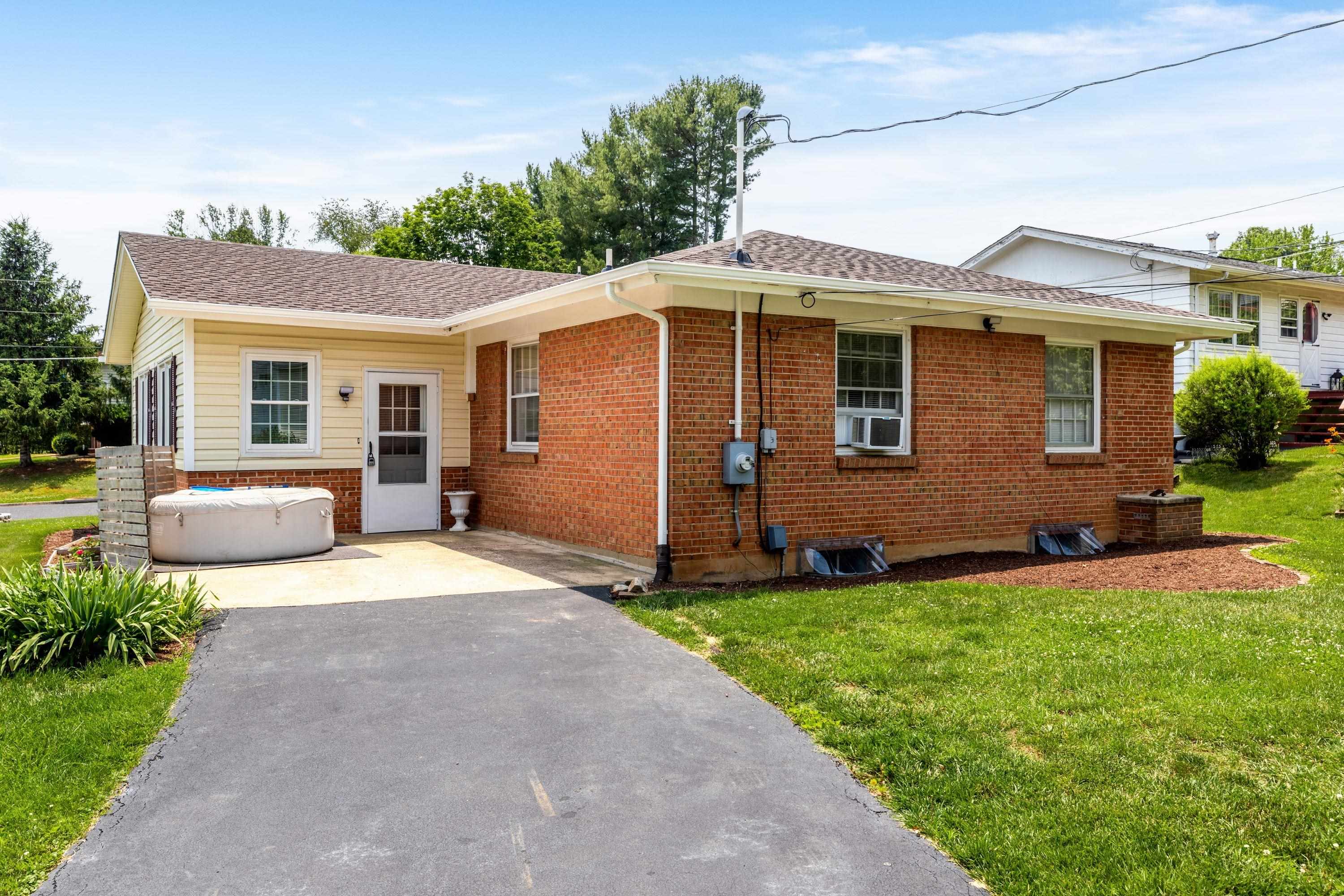 208 THOMAS ST, STAUNTON, Virginia 24401, 3 Bedrooms Bedrooms, ,1 BathroomBathrooms,Residential,208 THOMAS ST,665752 MLS # 665752