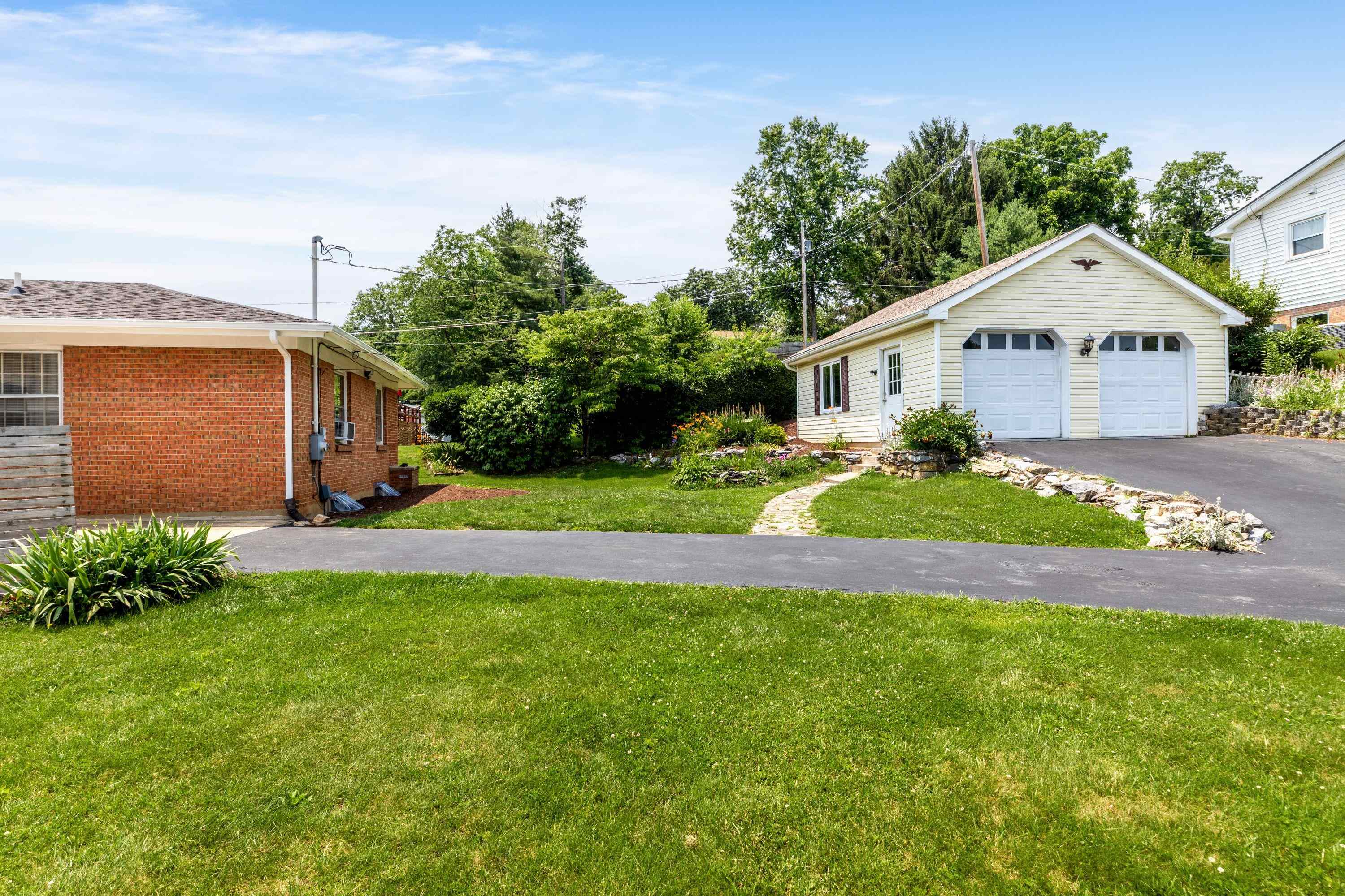 208 THOMAS ST, STAUNTON, Virginia 24401, 3 Bedrooms Bedrooms, ,1 BathroomBathrooms,Residential,208 THOMAS ST,665752 MLS # 665752
