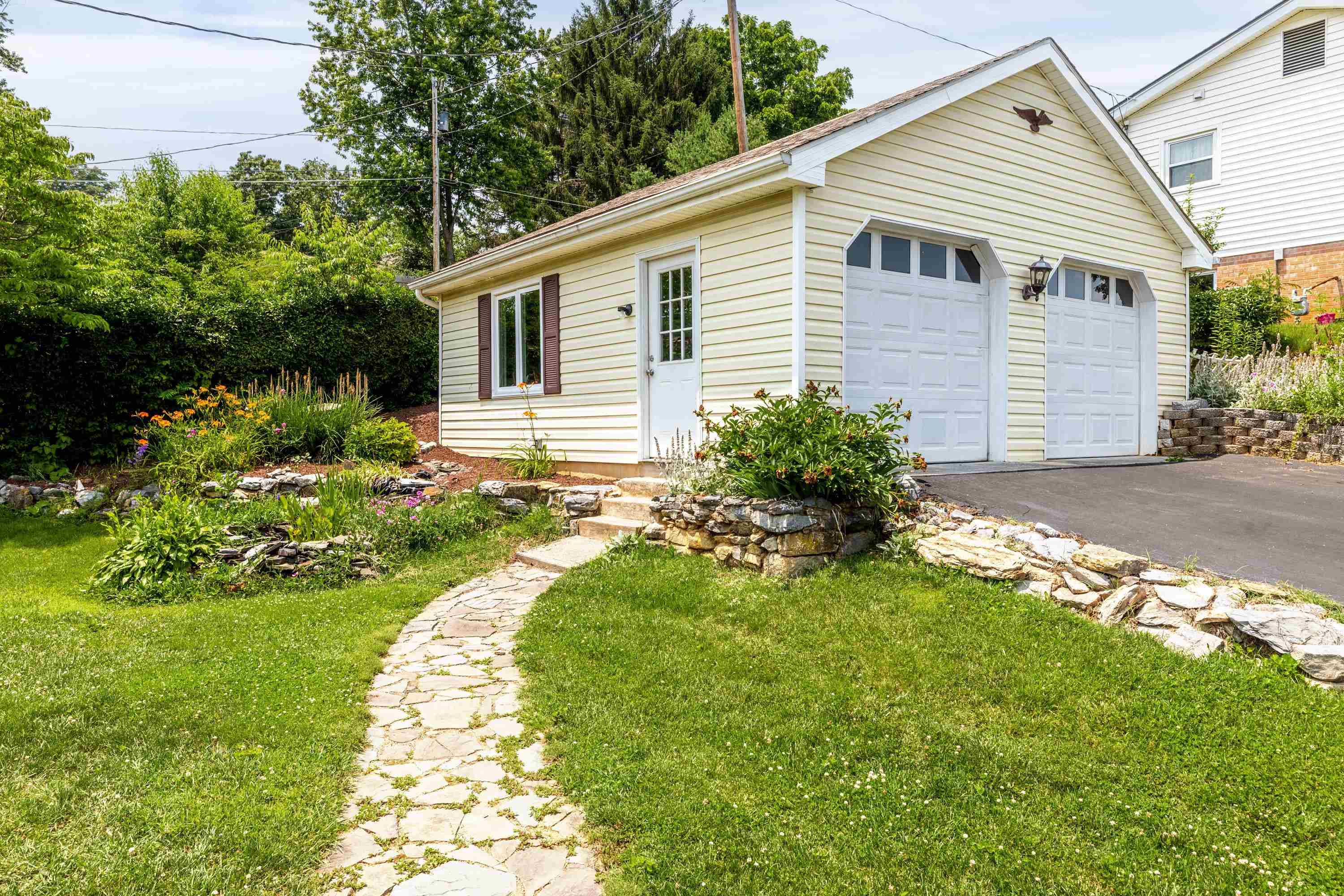 208 THOMAS ST, STAUNTON, Virginia 24401, 3 Bedrooms Bedrooms, ,1 BathroomBathrooms,Residential,208 THOMAS ST,665752 MLS # 665752