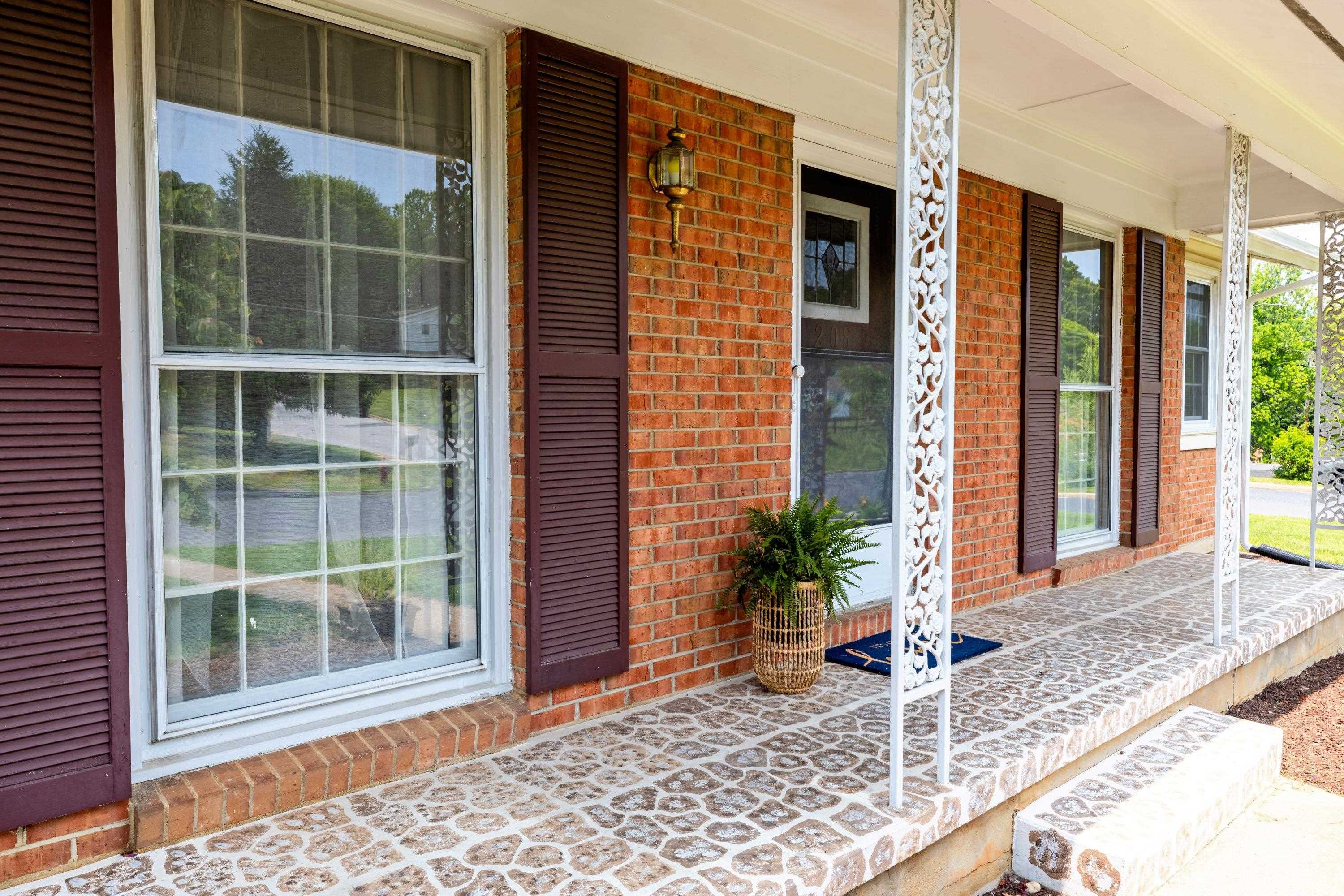 208 THOMAS ST, STAUNTON, Virginia 24401, 3 Bedrooms Bedrooms, ,1 BathroomBathrooms,Residential,208 THOMAS ST,665752 MLS # 665752