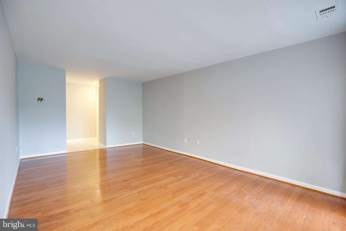 9737 KINGS CROWN CT #102, FAIRFAX, Virginia 22031, 2 Bedrooms Bedrooms, ,2 BathroomsBathrooms,Residential,For sale,9737 KINGS CROWN CT #102,VAFX2240100 MLS # VAFX2240100