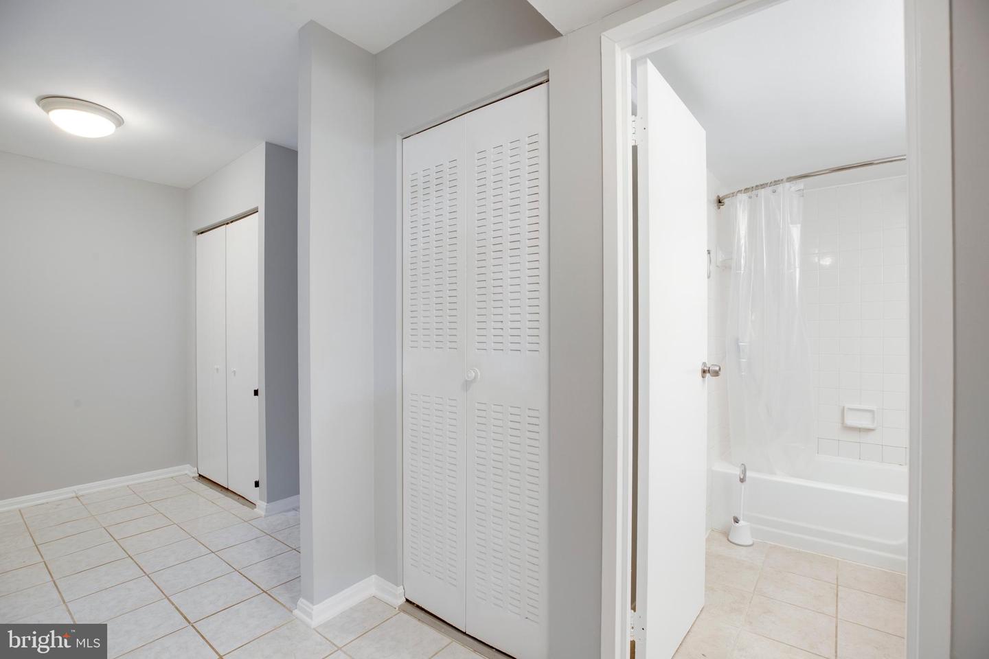 9737 KINGS CROWN CT #102, FAIRFAX, Virginia 22031, 2 Bedrooms Bedrooms, ,2 BathroomsBathrooms,Residential,For sale,9737 KINGS CROWN CT #102,VAFX2240100 MLS # VAFX2240100