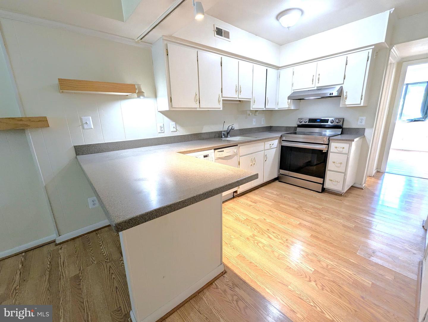 2104 JEFFERSON PARK AVE #D, CHARLOTTESVILLE, Virginia 22903, 3 Bedrooms Bedrooms, 8 Rooms Rooms,2 BathroomsBathrooms,Residential,For sale,2104 JEFFERSON PARK AVE #D,VAAB2000994 MLS # VAAB2000994