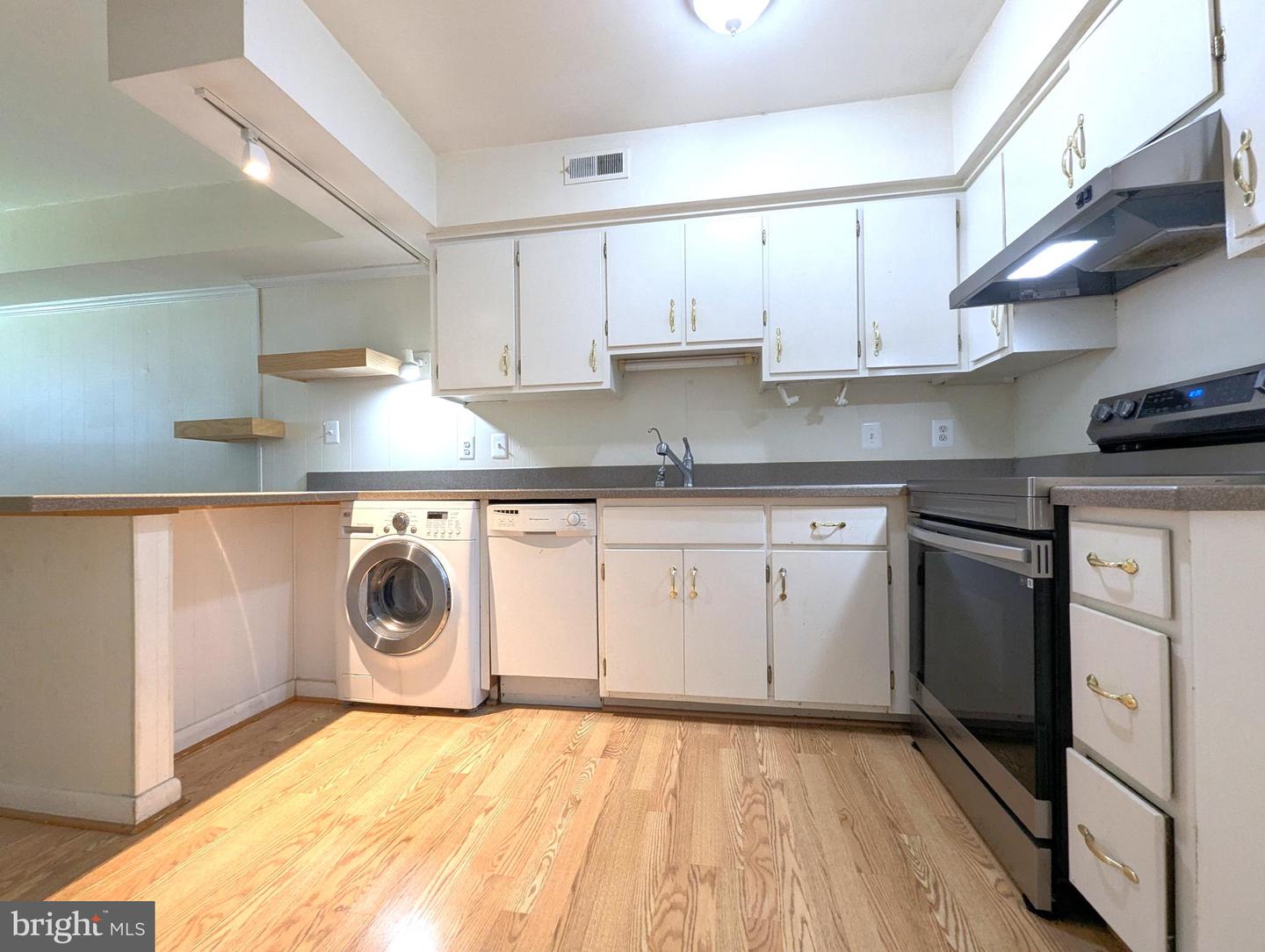 2104 JEFFERSON PARK AVE #D, CHARLOTTESVILLE, Virginia 22903, 3 Bedrooms Bedrooms, 8 Rooms Rooms,2 BathroomsBathrooms,Residential,For sale,2104 JEFFERSON PARK AVE #D,VAAB2000994 MLS # VAAB2000994