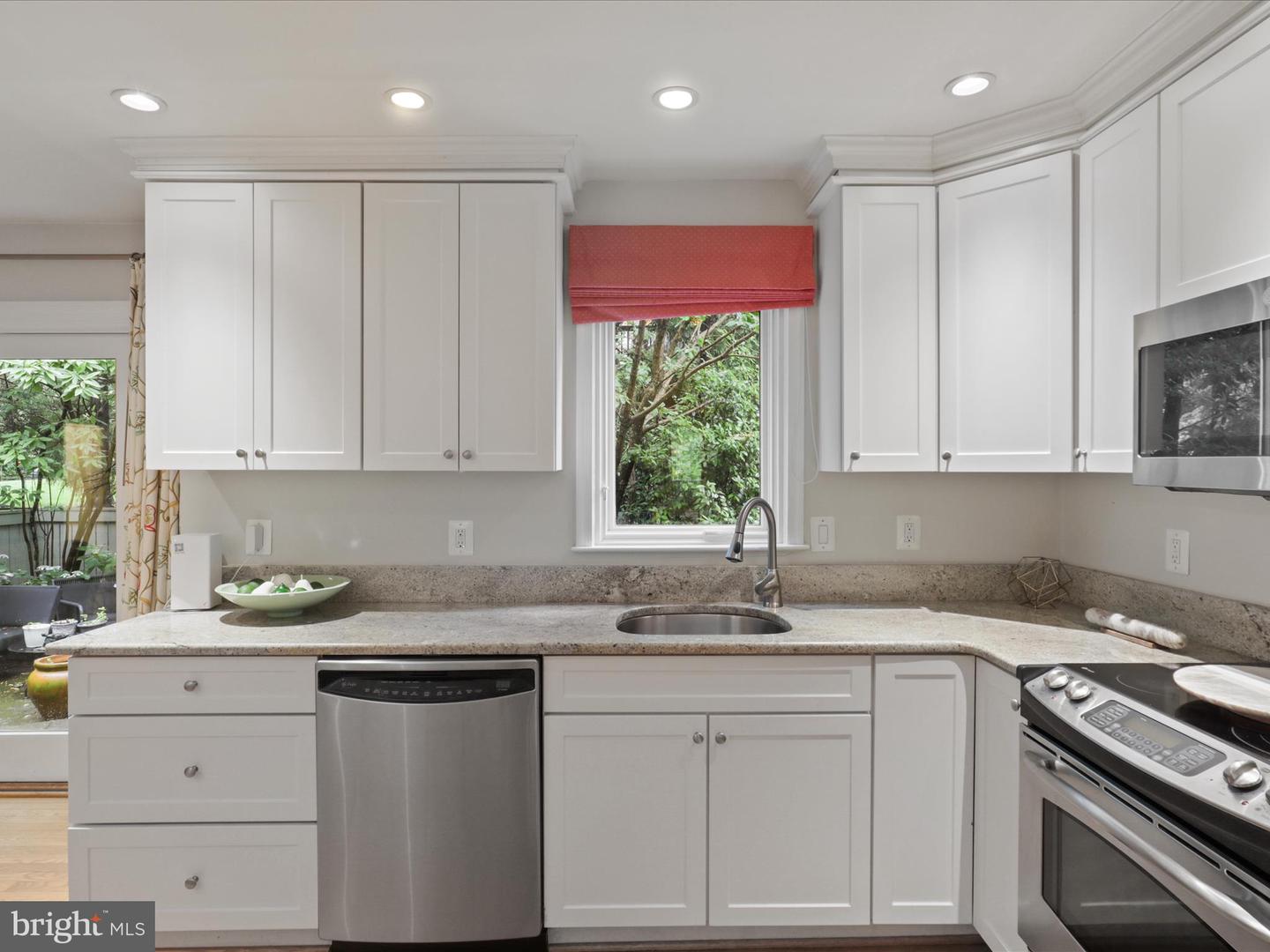 1564 MCLEAN COMMONS CT, MCLEAN, Virginia 22101, 3 Bedrooms Bedrooms, ,4 BathroomsBathrooms,Residential,For sale,1564 MCLEAN COMMONS CT,VAFX2242628 MLS # VAFX2242628