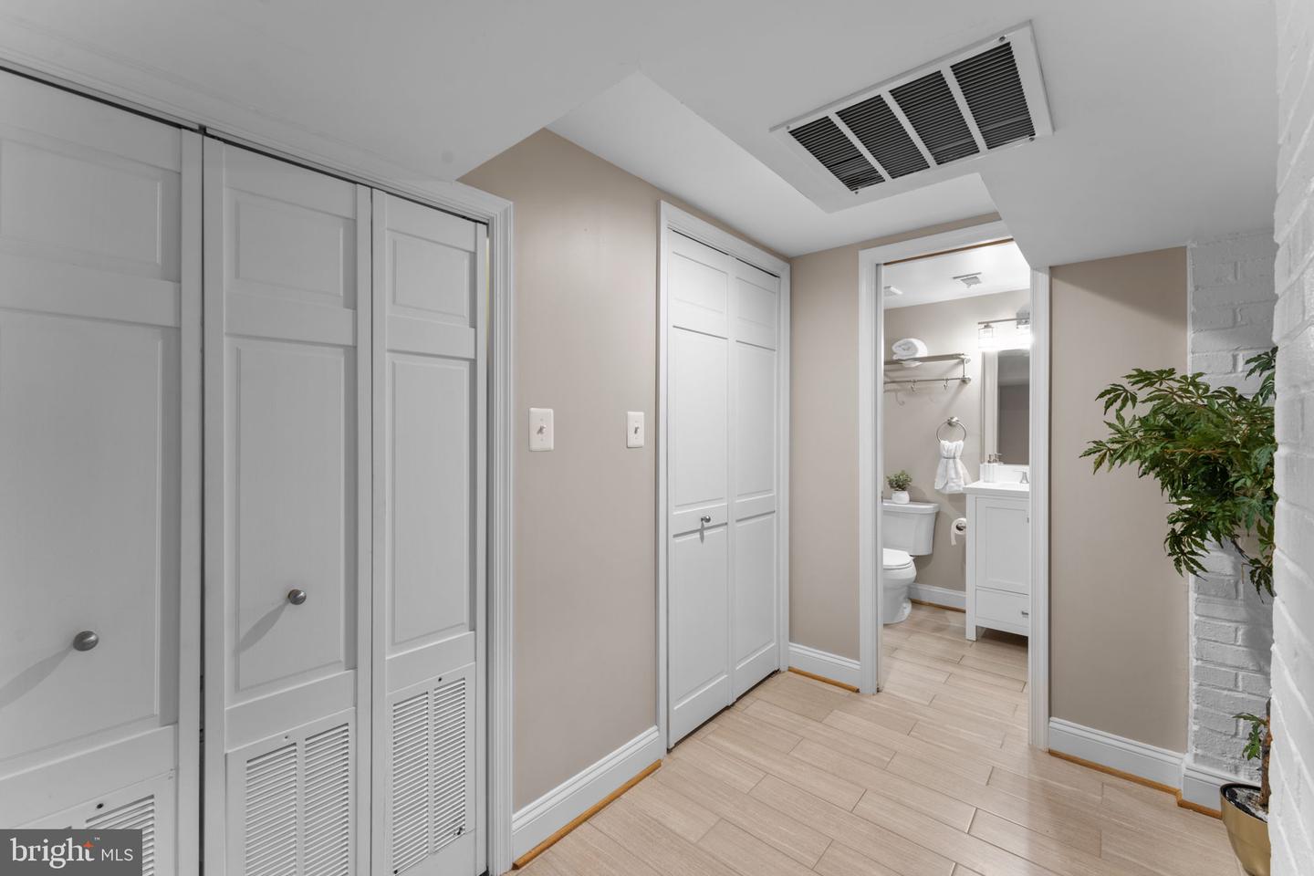 412 E DUNCAN AVE, ALEXANDRIA, Virginia 22301, 2 Bedrooms Bedrooms, ,2 BathroomsBathrooms,Residential,For sale,412 E DUNCAN AVE,VAAX2046220 MLS # VAAX2046220