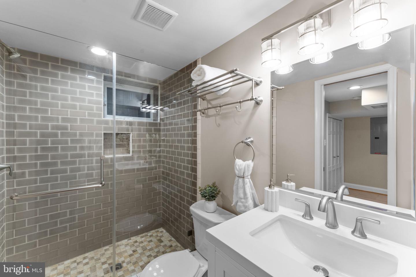 412 E DUNCAN AVE, ALEXANDRIA, Virginia 22301, 2 Bedrooms Bedrooms, ,2 BathroomsBathrooms,Residential,For sale,412 E DUNCAN AVE,VAAX2046220 MLS # VAAX2046220