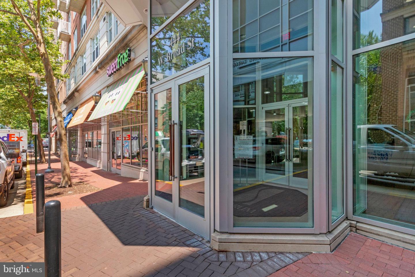 444 W BROAD ST #401, FALLS CHURCH, Virginia 22046, 2 Bedrooms Bedrooms, ,2 BathroomsBathrooms,Residential,For sale,444 W BROAD ST #401,VAFA2003084 MLS # VAFA2003084