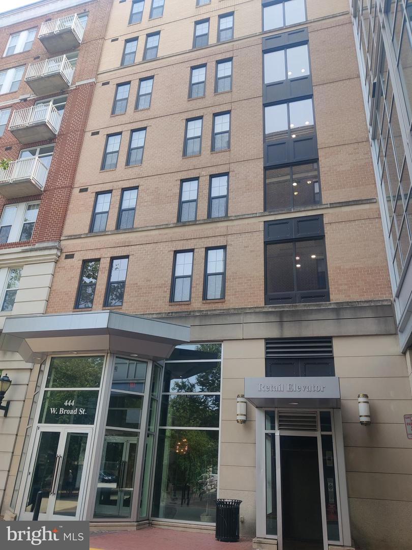 444 W BROAD ST #401, FALLS CHURCH, Virginia 22046, 2 Bedrooms Bedrooms, ,2 BathroomsBathrooms,Residential,For sale,444 W BROAD ST #401,VAFA2003084 MLS # VAFA2003084