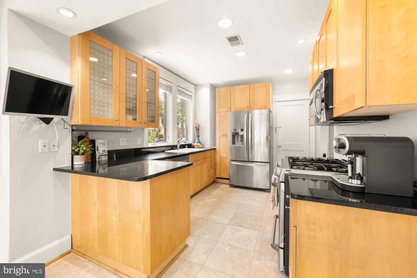 208 E CUSTIS AVE, ALEXANDRIA, Virginia 22301, 4 Bedrooms Bedrooms, ,2 BathroomsBathrooms,Residential,For sale,208 E CUSTIS AVE,VAAX2046304 MLS # VAAX2046304