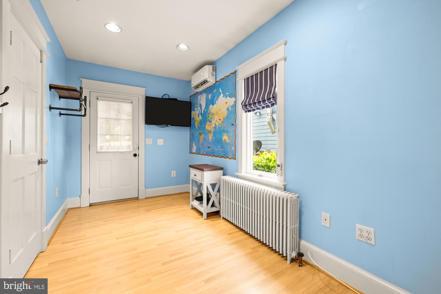 208 E CUSTIS AVE, ALEXANDRIA, Virginia 22301, 4 Bedrooms Bedrooms, ,2 BathroomsBathrooms,Residential,For sale,208 E CUSTIS AVE,VAAX2046304 MLS # VAAX2046304