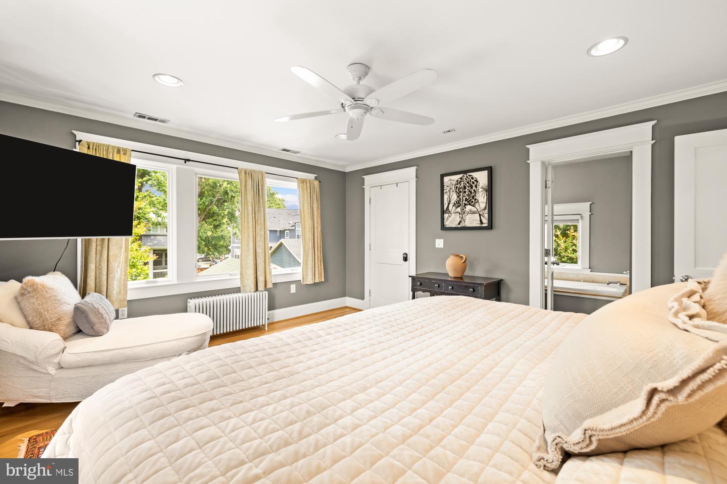 208 E CUSTIS AVE, ALEXANDRIA, Virginia 22301, 4 Bedrooms Bedrooms, ,2 BathroomsBathrooms,Residential,For sale,208 E CUSTIS AVE,VAAX2046304 MLS # VAAX2046304