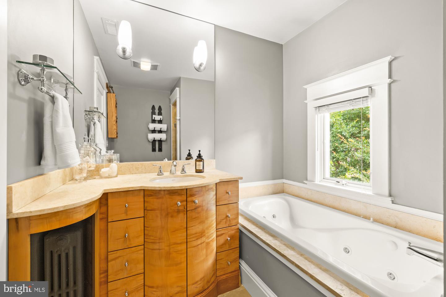 208 E CUSTIS AVE, ALEXANDRIA, Virginia 22301, 4 Bedrooms Bedrooms, ,2 BathroomsBathrooms,Residential,For sale,208 E CUSTIS AVE,VAAX2046304 MLS # VAAX2046304