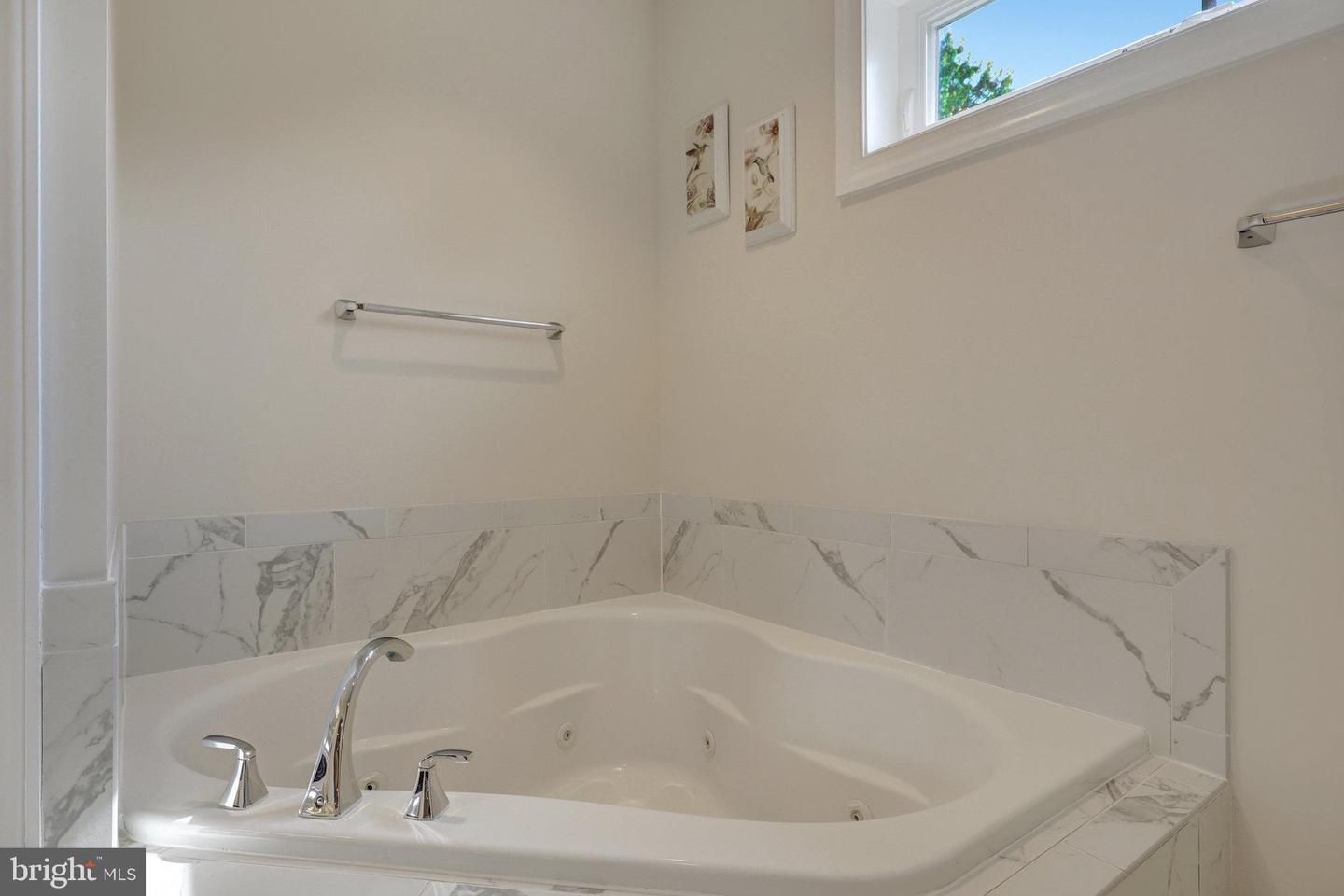 300 JADE CT NW, VIENNA, Virginia 22180, 5 Bedrooms Bedrooms, ,4 BathroomsBathrooms,Residential,For sale,300 JADE CT NW,VAFX2247198 MLS # VAFX2247198