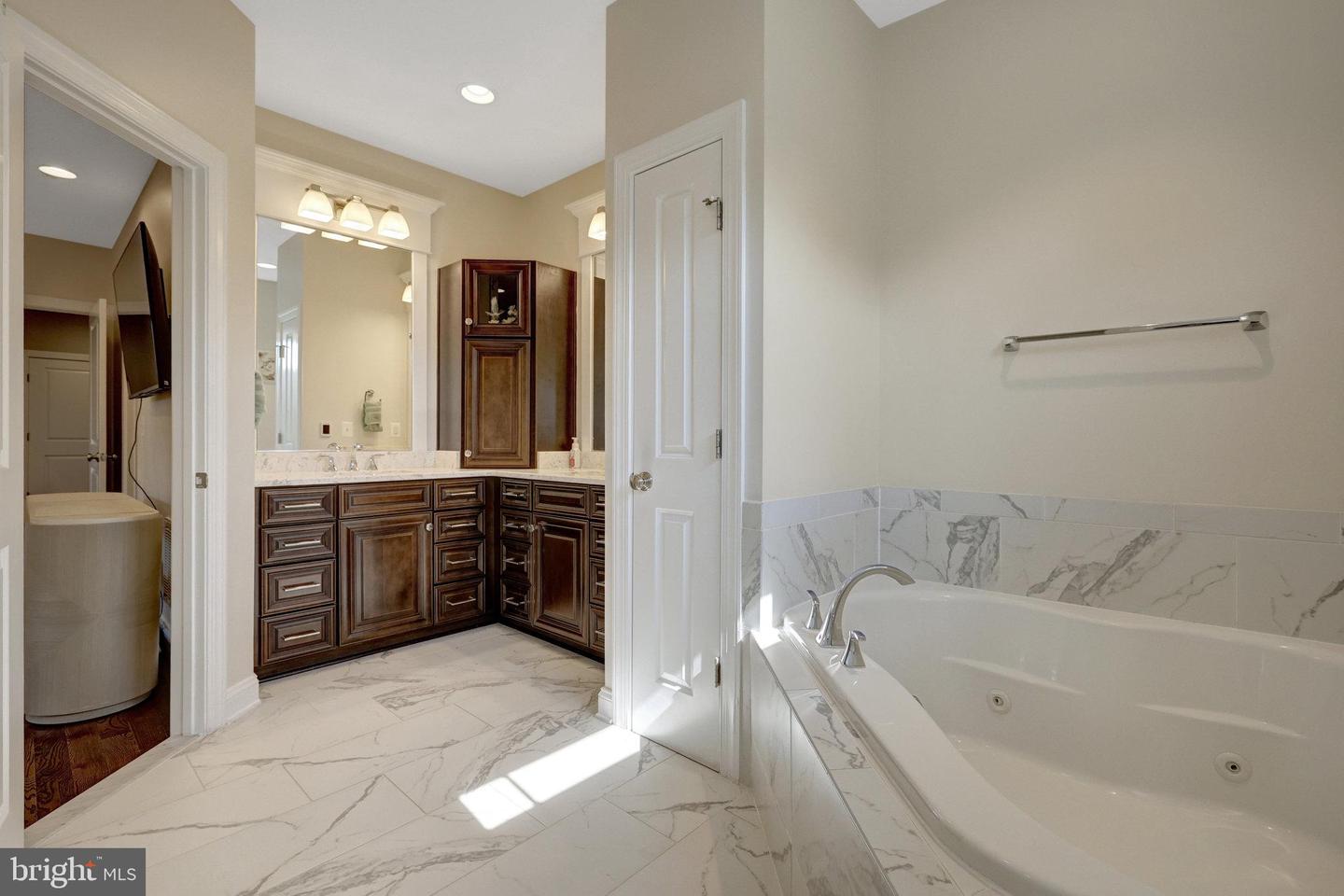 300 JADE CT NW, VIENNA, Virginia 22180, 5 Bedrooms Bedrooms, ,4 BathroomsBathrooms,Residential,For sale,300 JADE CT NW,VAFX2247198 MLS # VAFX2247198