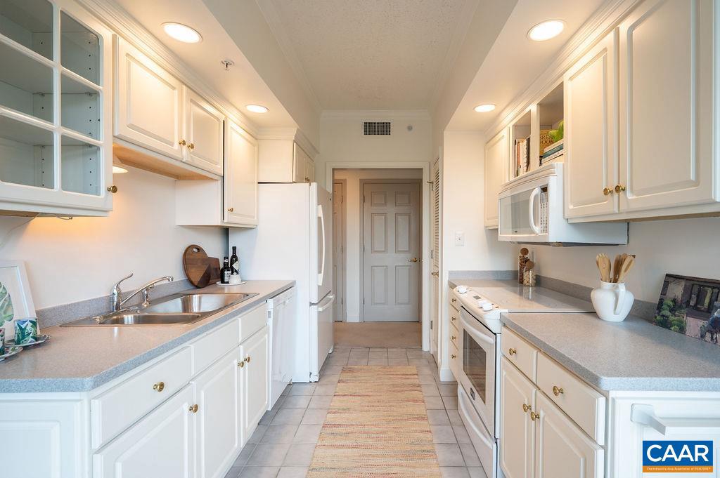 500 CRESTWOOD DR #2203, CHARLOTTESVILLE, Virginia 22903, 2 Bedrooms Bedrooms, ,2 BathroomsBathrooms,Residential,For sale,500 CRESTWOOD DR #2203,665707 MLS # 665707