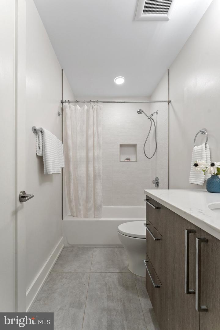 417 4TH ST SE #2, WASHINGTON, District Of Columbia 20003, 3 Bedrooms Bedrooms, ,2 BathroomsBathrooms,Residential,For sale,417 4TH ST SE #2,DCDC2205834 MLS # DCDC2205834