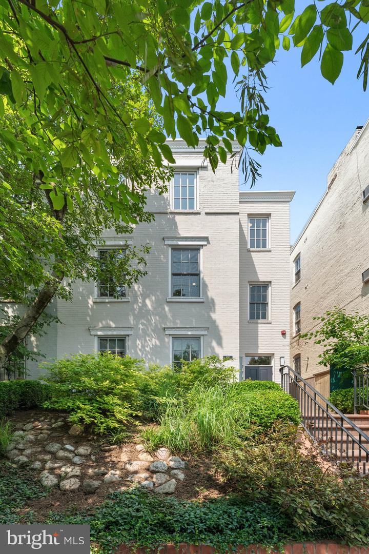 417 4TH ST SE #2, WASHINGTON, District Of Columbia 20003, 3 Bedrooms Bedrooms, ,2 BathroomsBathrooms,Residential,For sale,417 4TH ST SE #2,DCDC2205834 MLS # DCDC2205834