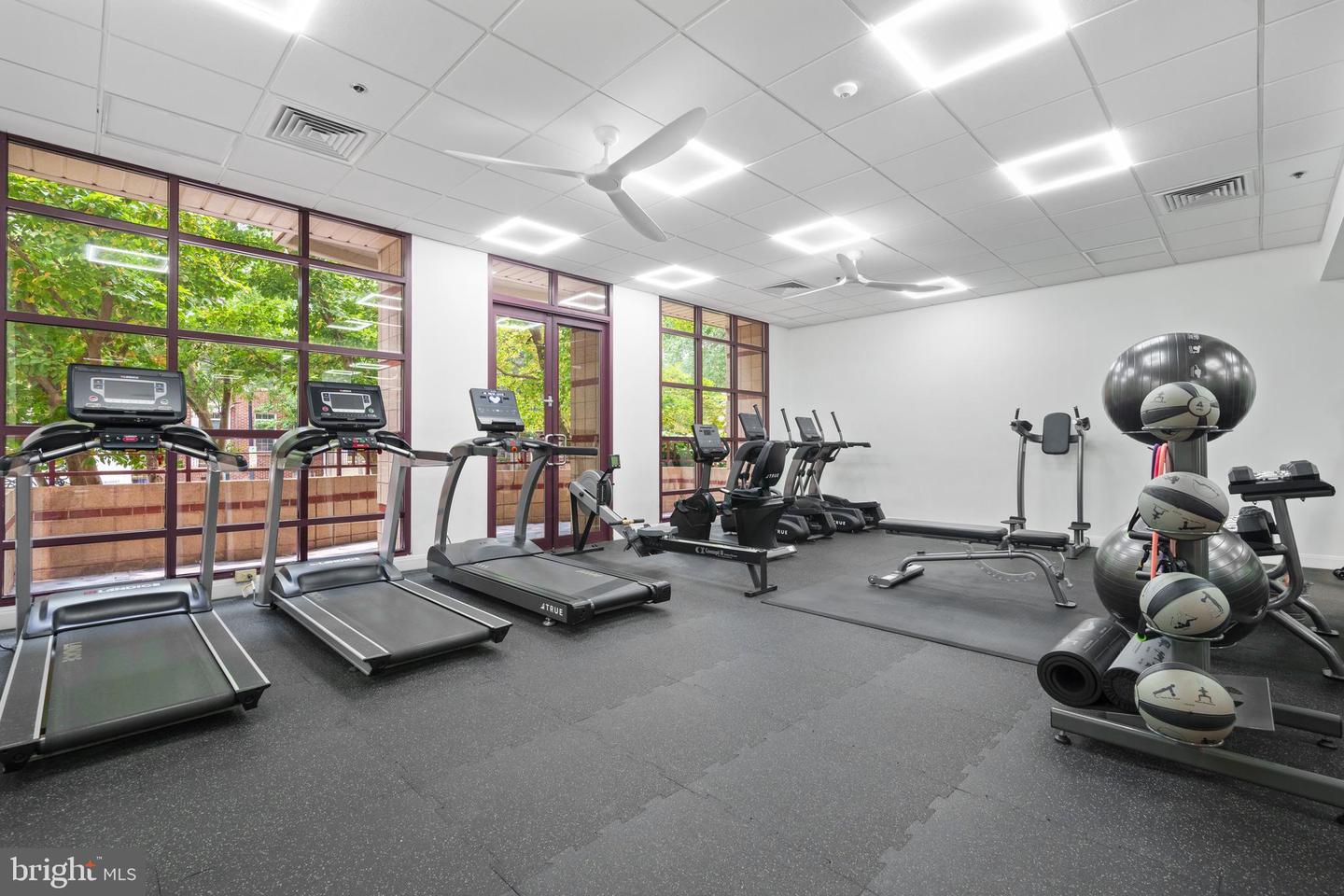 2400 CLARENDON BLVD #916, ARLINGTON, Virginia 22201, 2 Bedrooms Bedrooms, ,1 BathroomBathrooms,Residential,For sale,2400 CLARENDON BLVD #916,VAAR2057332 MLS # VAAR2057332