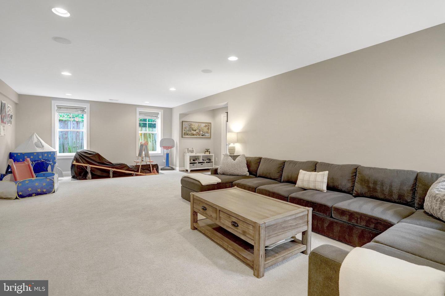 5725 25TH ST N, ARLINGTON, Virginia 22207, 5 Bedrooms Bedrooms, ,4 BathroomsBathrooms,Residential,For sale,5725 25TH ST N,VAAR2058068 MLS # VAAR2058068