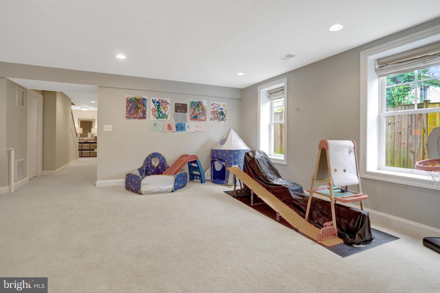 5725 25TH ST N, ARLINGTON, Virginia 22207, 5 Bedrooms Bedrooms, ,4 BathroomsBathrooms,Residential,For sale,5725 25TH ST N,VAAR2058068 MLS # VAAR2058068