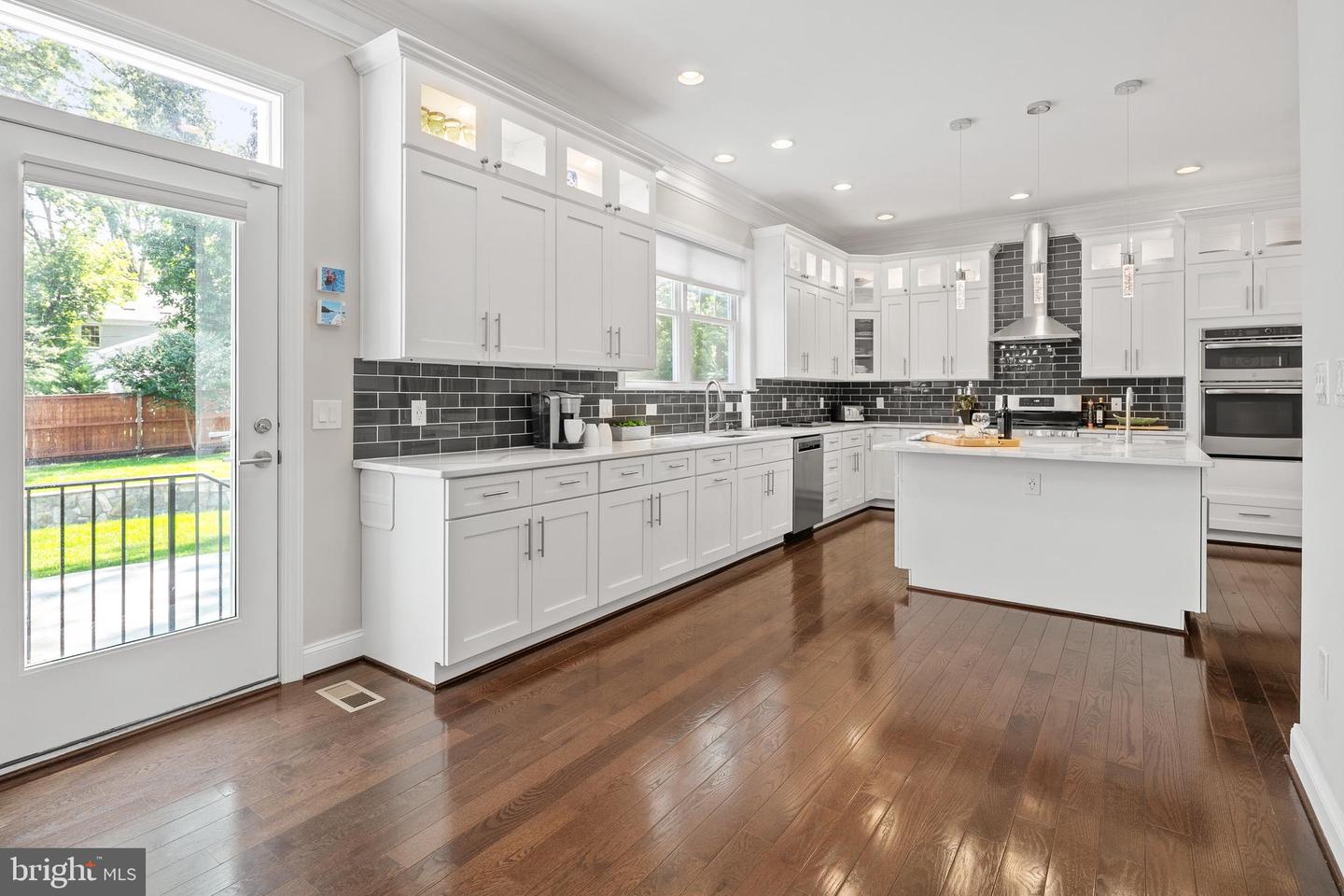 7911 FORT HUNT RD, ALEXANDRIA, Virginia 22308, 7 Bedrooms Bedrooms, ,8 BathroomsBathrooms,Residential,For sale,7911 FORT HUNT RD,VAFX2225292 MLS # VAFX2225292