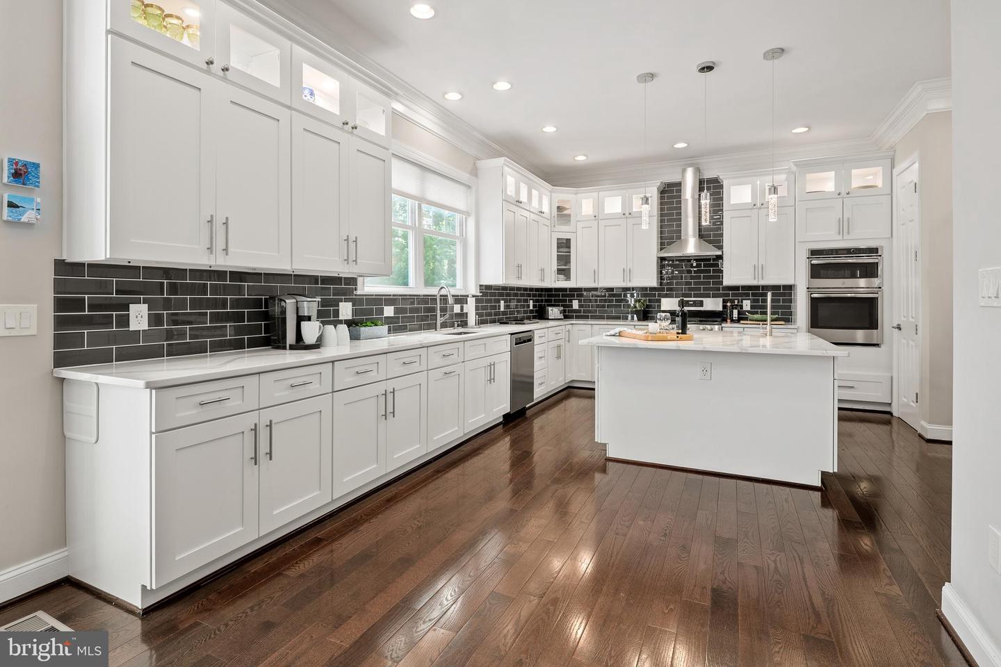 7911 FORT HUNT RD, ALEXANDRIA, Virginia 22308, 7 Bedrooms Bedrooms, ,8 BathroomsBathrooms,Residential,For sale,7911 FORT HUNT RD,VAFX2225292 MLS # VAFX2225292