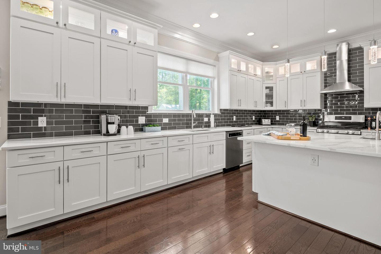 7911 FORT HUNT RD, ALEXANDRIA, Virginia 22308, 7 Bedrooms Bedrooms, ,8 BathroomsBathrooms,Residential,For sale,7911 FORT HUNT RD,VAFX2225292 MLS # VAFX2225292