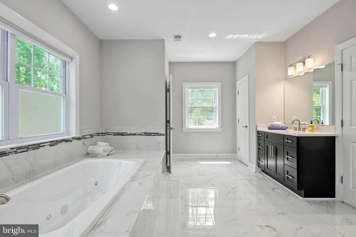 7911 FORT HUNT RD, ALEXANDRIA, Virginia 22308, 7 Bedrooms Bedrooms, ,8 BathroomsBathrooms,Residential,For sale,7911 FORT HUNT RD,VAFX2225292 MLS # VAFX2225292