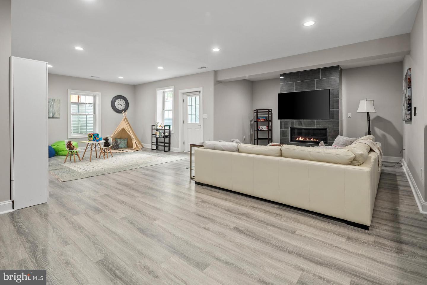 7911 FORT HUNT RD, ALEXANDRIA, Virginia 22308, 7 Bedrooms Bedrooms, ,8 BathroomsBathrooms,Residential,For sale,7911 FORT HUNT RD,VAFX2225292 MLS # VAFX2225292