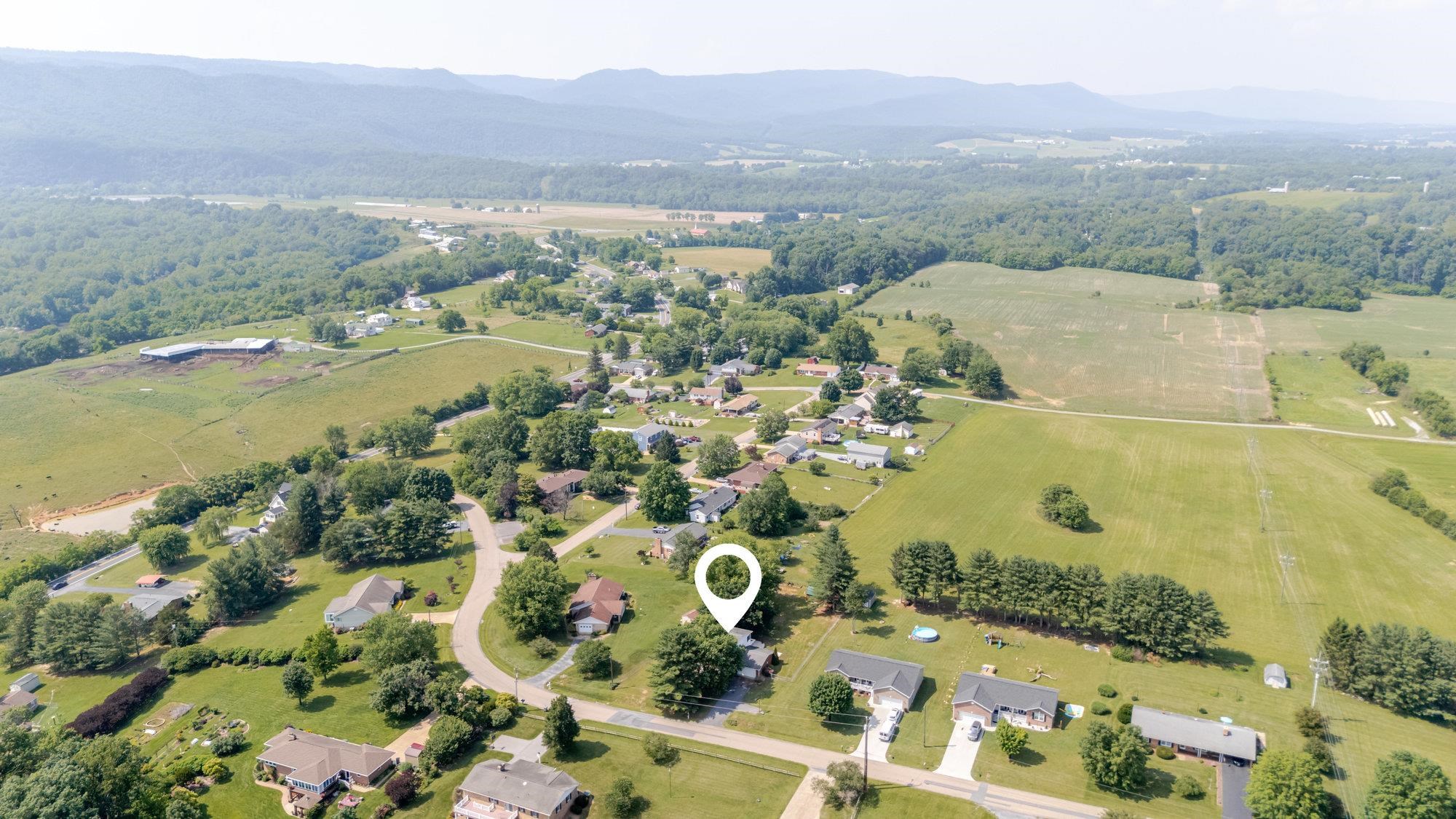 257 EDGEWOOD DR, SHENANDOAH, Virginia 22849, 3 Bedrooms Bedrooms, ,2 BathroomsBathrooms,Residential,257 EDGEWOOD DR,665784 MLS # 665784
