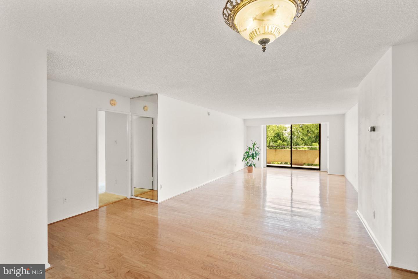 1800 OLD MEADOW RD #1218, MCLEAN, Virginia 22102, 2 Bedrooms Bedrooms, ,2 BathroomsBathrooms,Residential,For sale,1800 OLD MEADOW RD #1218,VAFX2240152 MLS # VAFX2240152