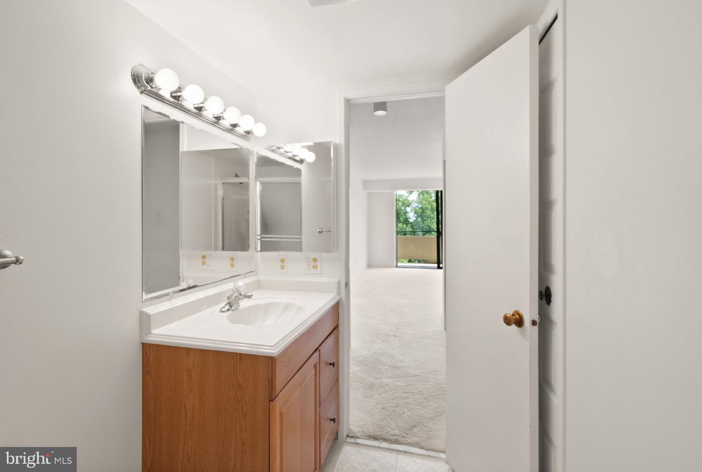 1800 OLD MEADOW RD #1218, MCLEAN, Virginia 22102, 2 Bedrooms Bedrooms, ,2 BathroomsBathrooms,Residential,For sale,1800 OLD MEADOW RD #1218,VAFX2240152 MLS # VAFX2240152