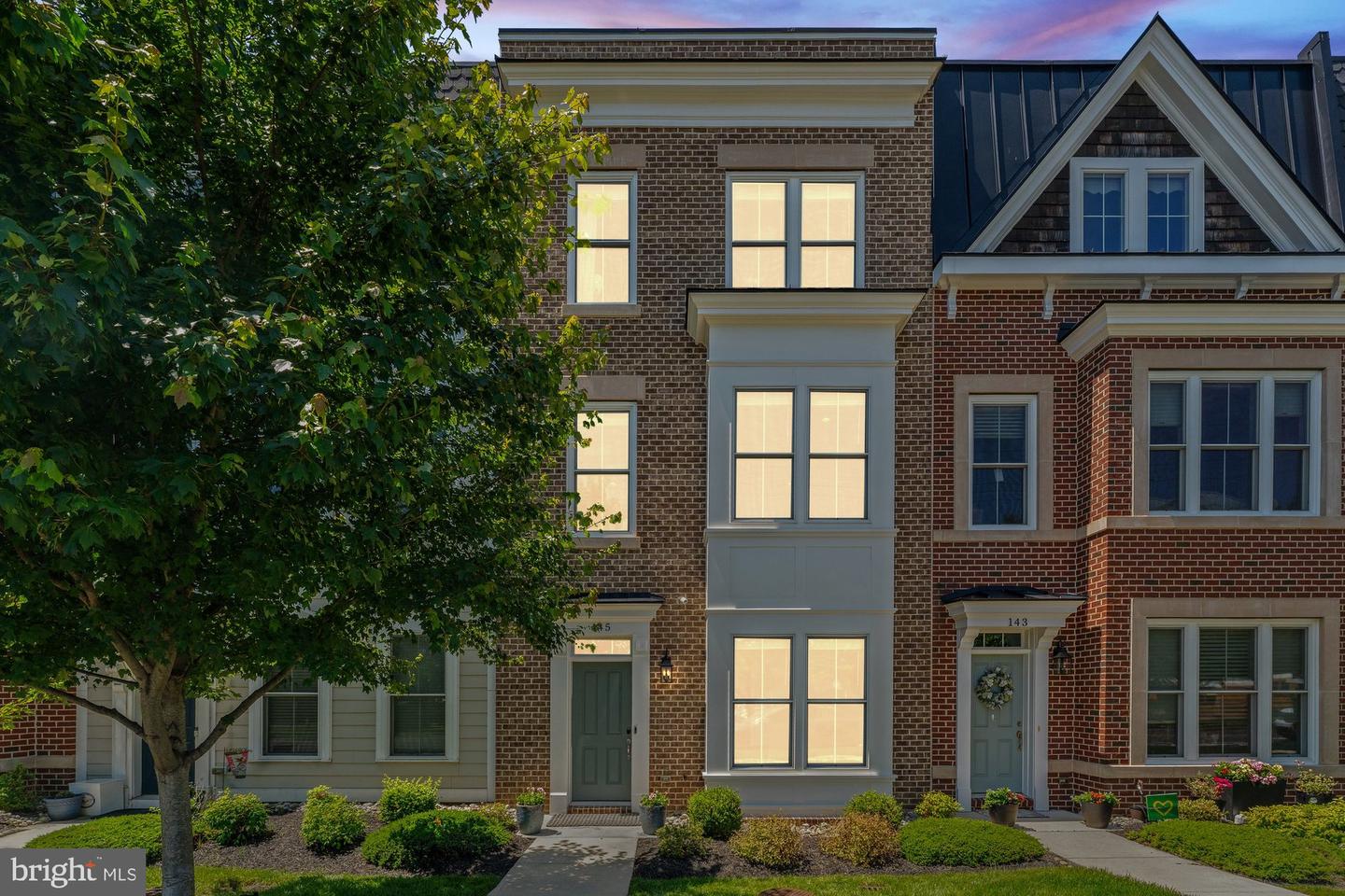 145 CENTER ST S #4, VIENNA, Virginia 22180, 4 Bedrooms Bedrooms, ,3 BathroomsBathrooms,Residential,For sale,145 CENTER ST S #4,VAFX2245076 MLS # VAFX2245076
