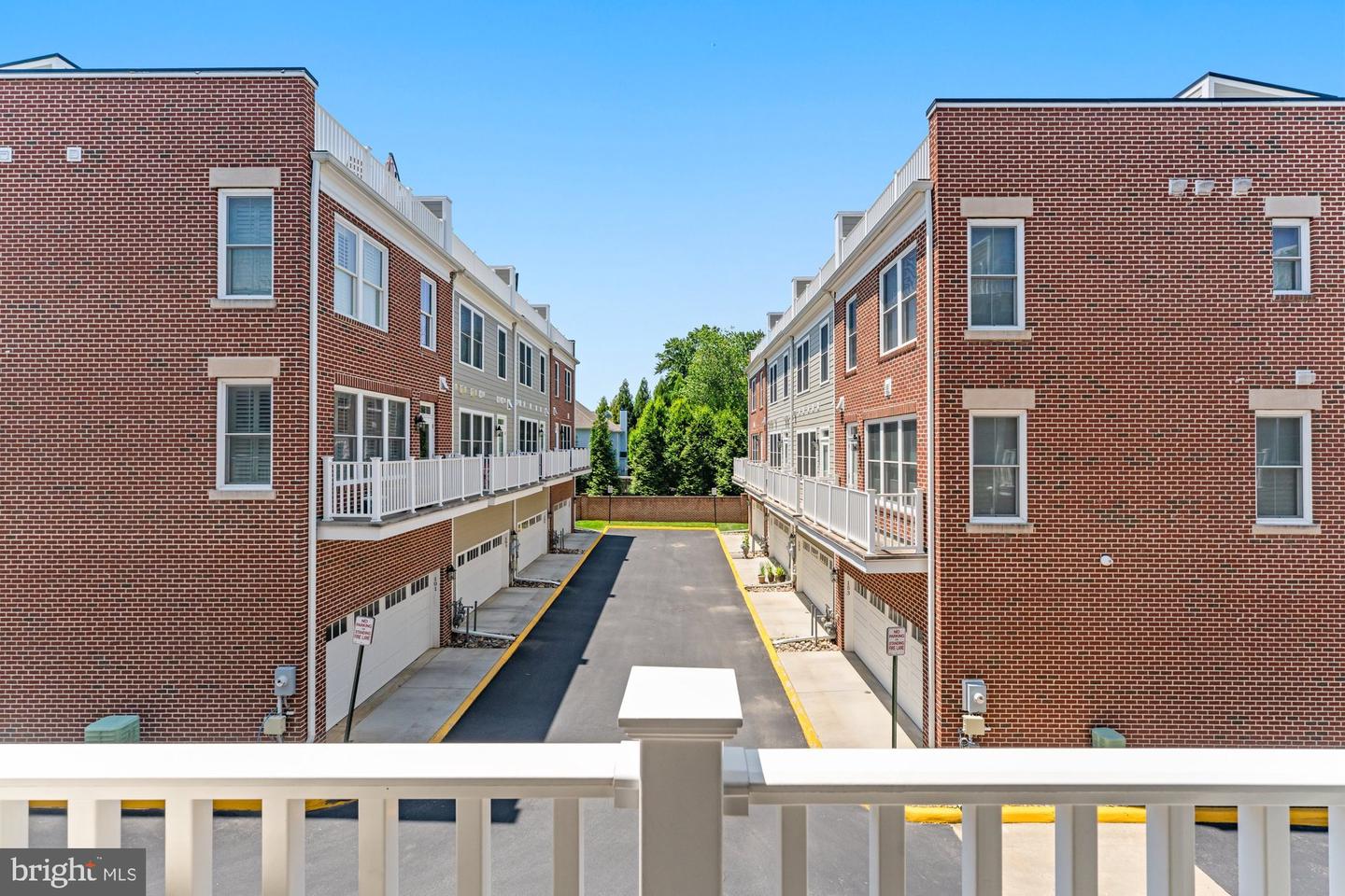 145 CENTER ST S #4, VIENNA, Virginia 22180, 4 Bedrooms Bedrooms, ,3 BathroomsBathrooms,Residential,For sale,145 CENTER ST S #4,VAFX2245076 MLS # VAFX2245076