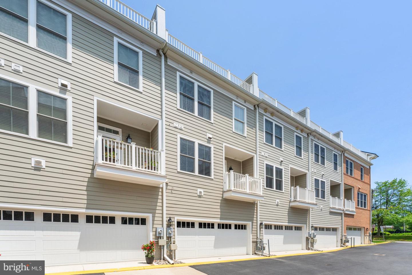 145 CENTER ST S #4, VIENNA, Virginia 22180, 4 Bedrooms Bedrooms, ,3 BathroomsBathrooms,Residential,For sale,145 CENTER ST S #4,VAFX2245076 MLS # VAFX2245076