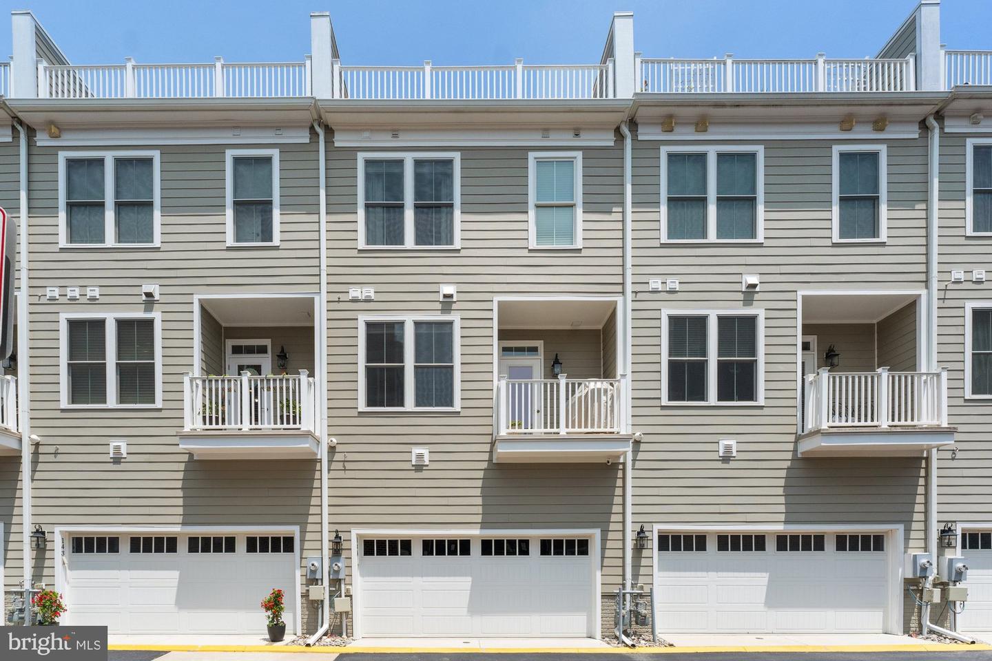 145 CENTER ST S #4, VIENNA, Virginia 22180, 4 Bedrooms Bedrooms, ,3 BathroomsBathrooms,Residential,For sale,145 CENTER ST S #4,VAFX2245076 MLS # VAFX2245076