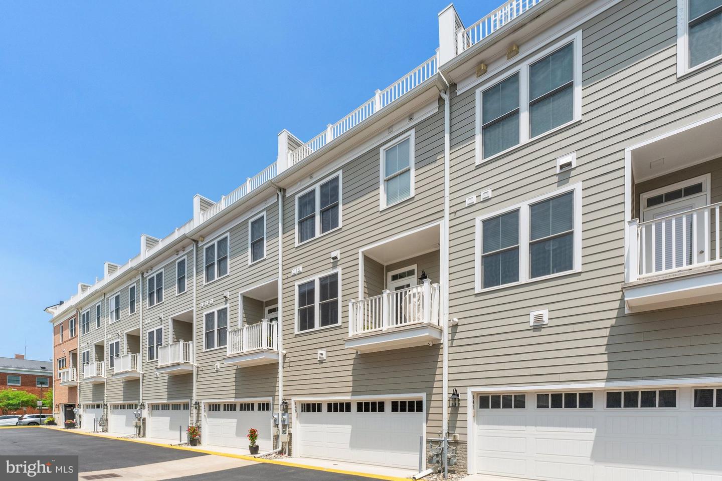 145 CENTER ST S #4, VIENNA, Virginia 22180, 4 Bedrooms Bedrooms, ,3 BathroomsBathrooms,Residential,For sale,145 CENTER ST S #4,VAFX2245076 MLS # VAFX2245076
