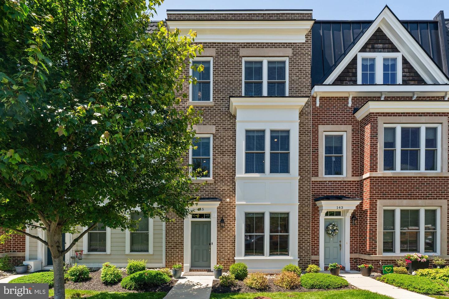 145 CENTER ST S #4, VIENNA, Virginia 22180, 4 Bedrooms Bedrooms, ,3 BathroomsBathrooms,Residential,For sale,145 CENTER ST S #4,VAFX2245076 MLS # VAFX2245076