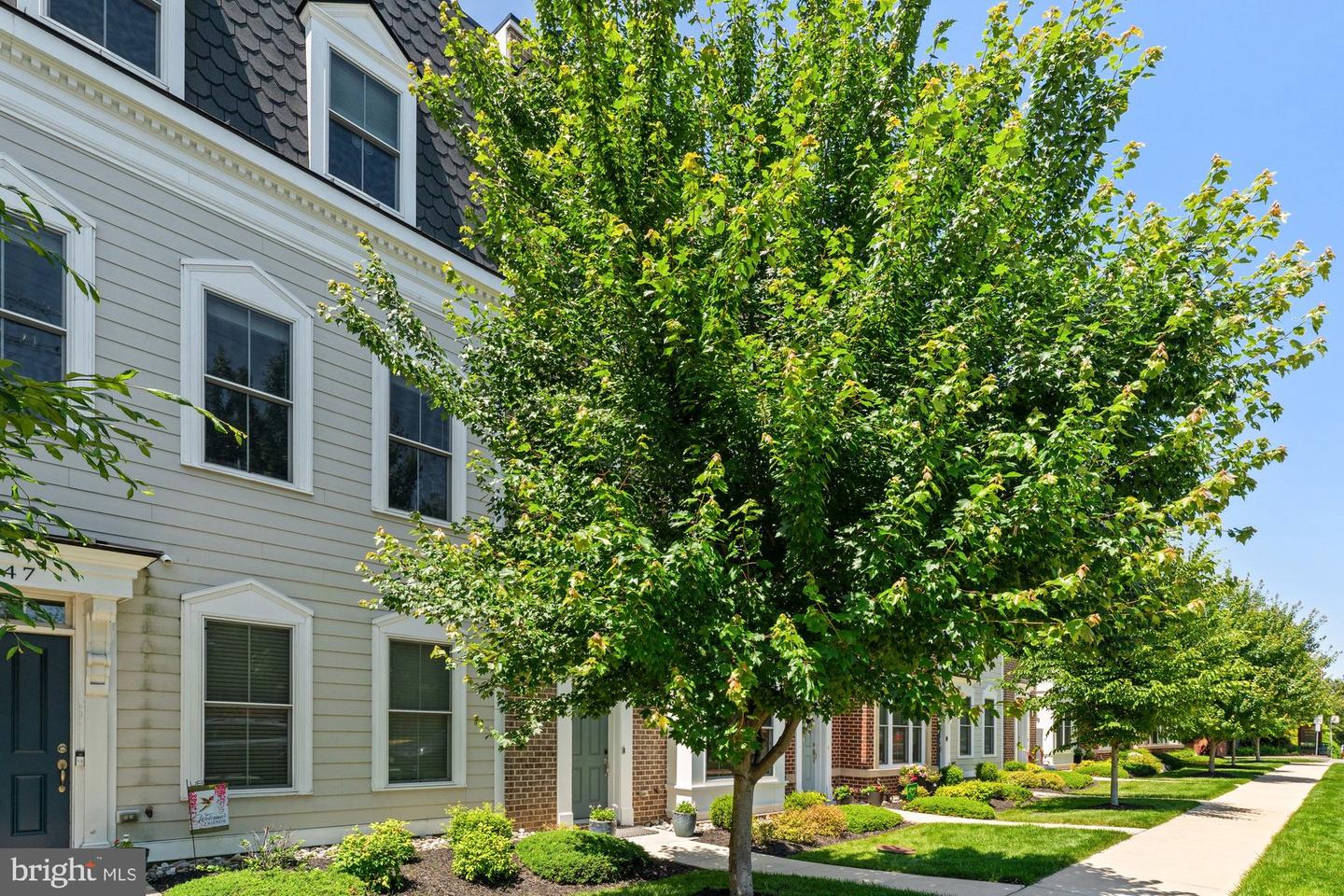 145 CENTER ST S #4, VIENNA, Virginia 22180, 4 Bedrooms Bedrooms, ,3 BathroomsBathrooms,Residential,For sale,145 CENTER ST S #4,VAFX2245076 MLS # VAFX2245076