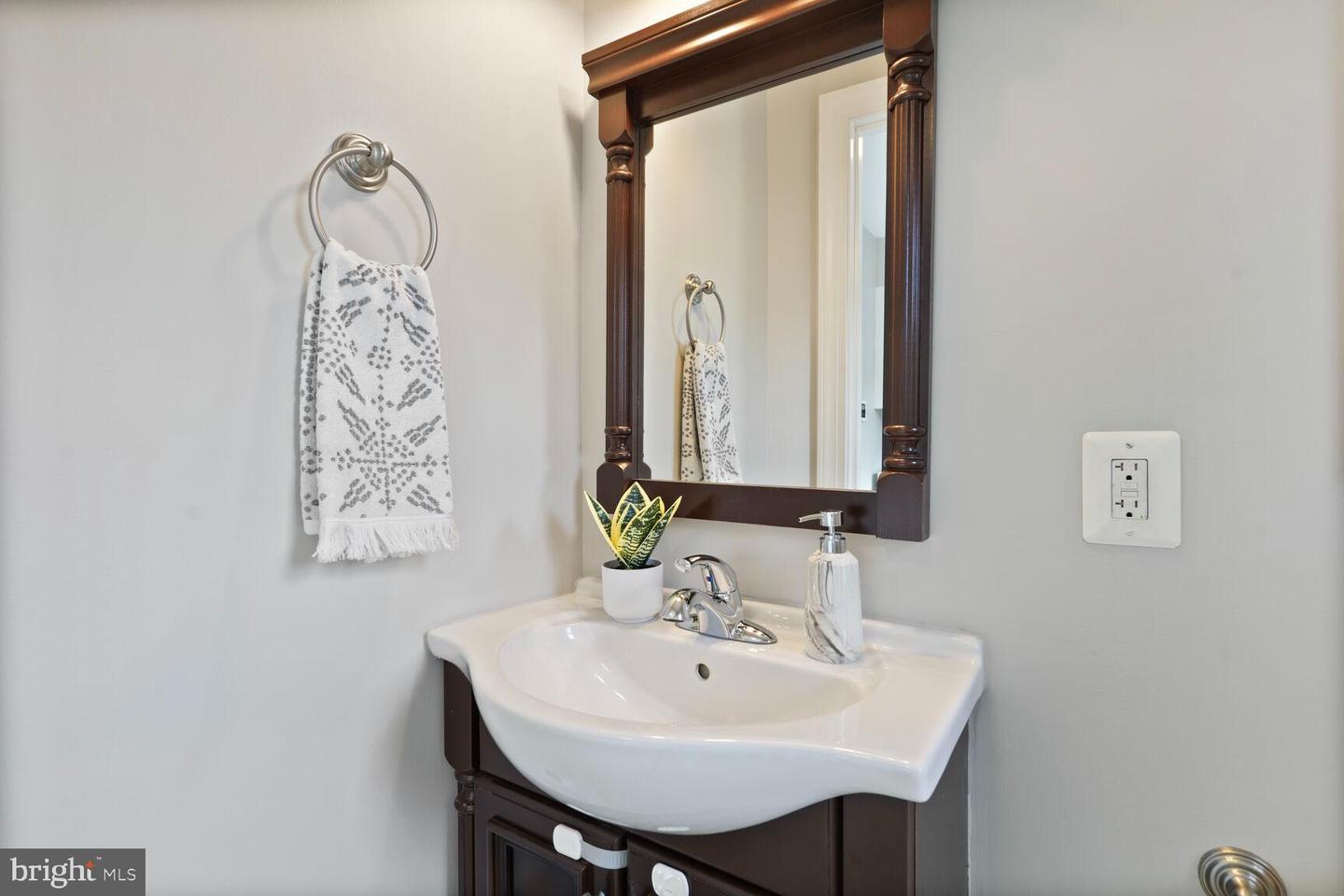 11 CLIFFORD AVE, ALEXANDRIA, Virginia 22305, 3 Bedrooms Bedrooms, ,2 BathroomsBathrooms,Residential,For sale,11 CLIFFORD AVE,VAAX2046066 MLS # VAAX2046066
