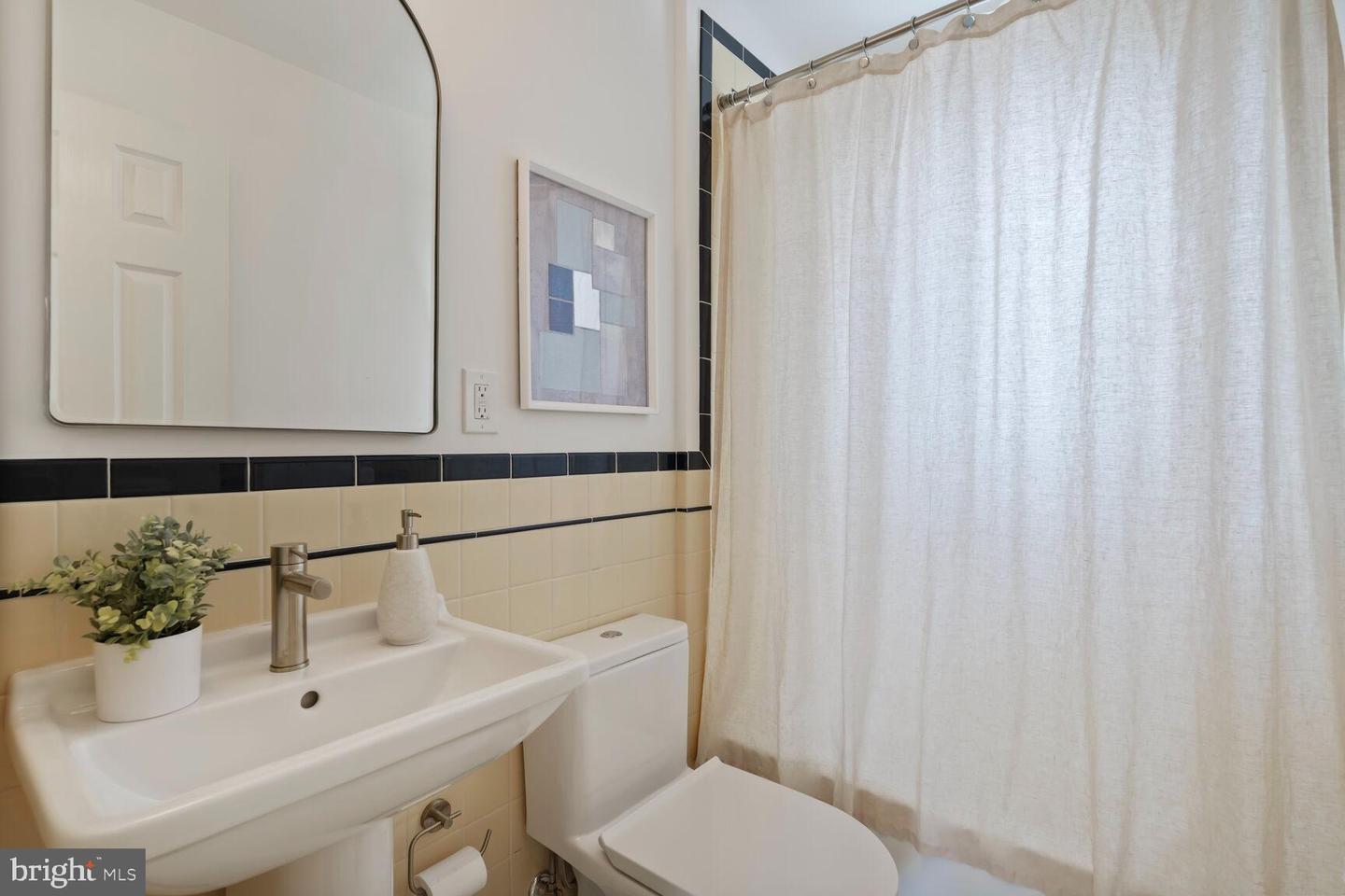 11 CLIFFORD AVE, ALEXANDRIA, Virginia 22305, 3 Bedrooms Bedrooms, ,2 BathroomsBathrooms,Residential,For sale,11 CLIFFORD AVE,VAAX2046066 MLS # VAAX2046066