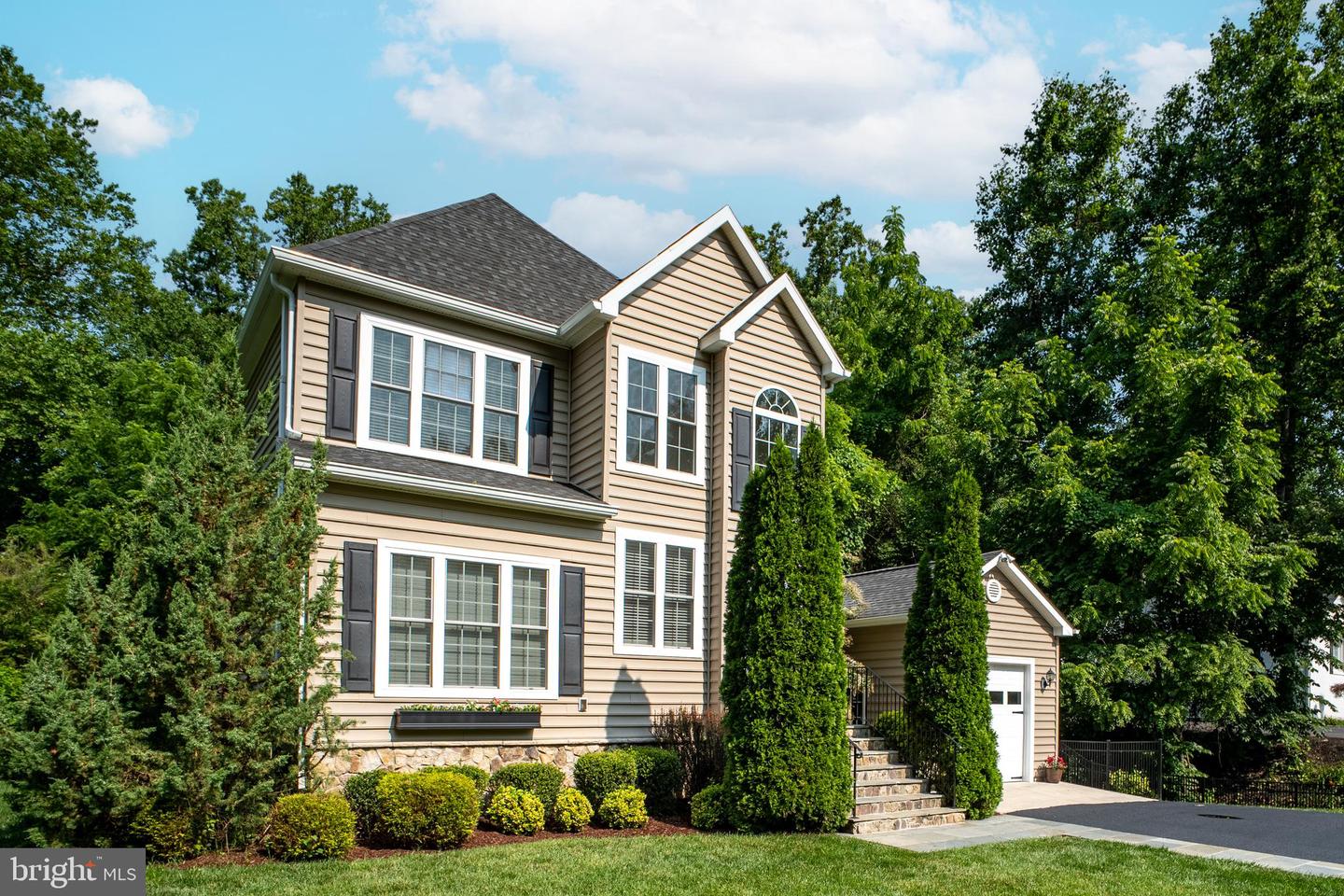 2862 ROSEMARY LN, FALLS CHURCH, Virginia 22042, 4 Bedrooms Bedrooms, ,3 BathroomsBathrooms,Residential,For sale,2862 ROSEMARY LN,VAFX2246100 MLS # VAFX2246100
