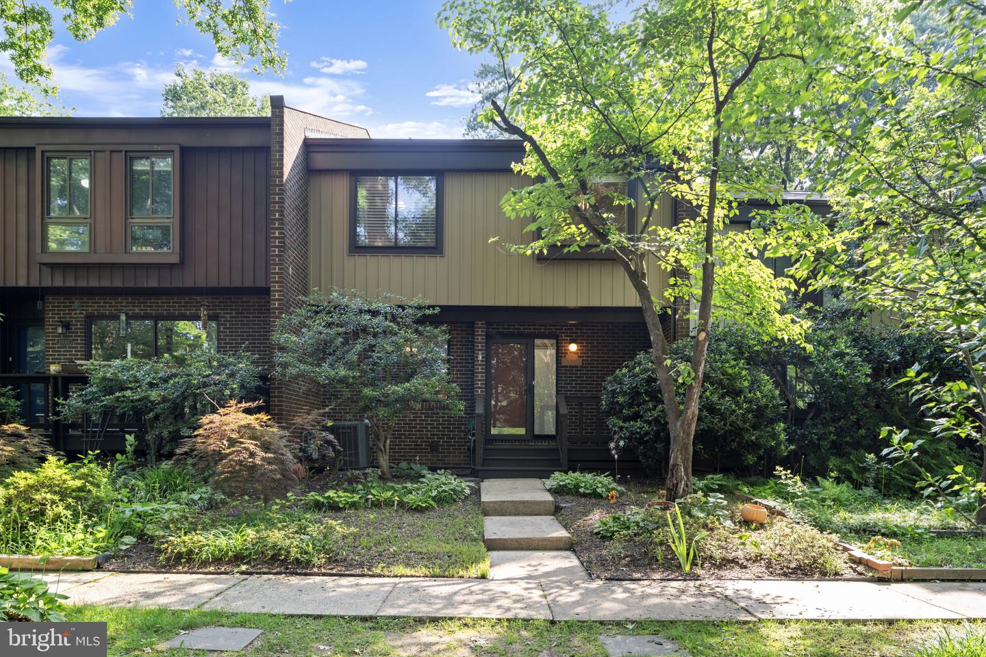 11866 S LAKES CT, RESTON, Virginia 20191, 3 Bedrooms Bedrooms, ,2 BathroomsBathrooms,Residential,For sale,11866 S LAKES CT,VAFX2246110 MLS # VAFX2246110