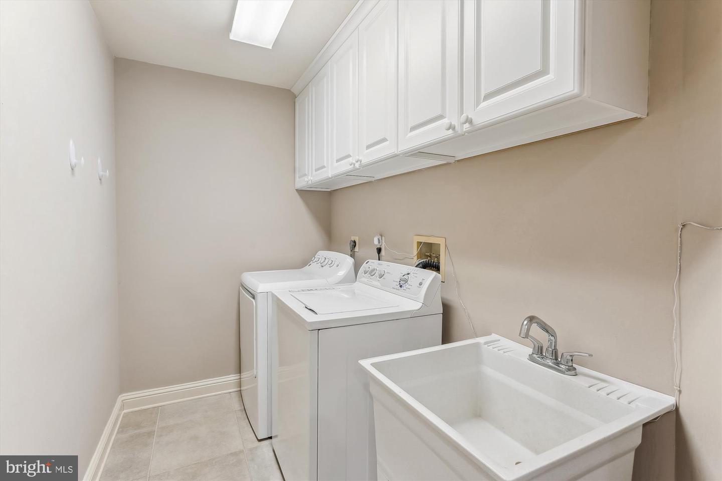 9111 OAK CHASE CT, FAIRFAX STATION, Virginia 22039, 4 Bedrooms Bedrooms, ,3 BathroomsBathrooms,Residential,For sale,9111 OAK CHASE CT,VAFX2245910 MLS # VAFX2245910
