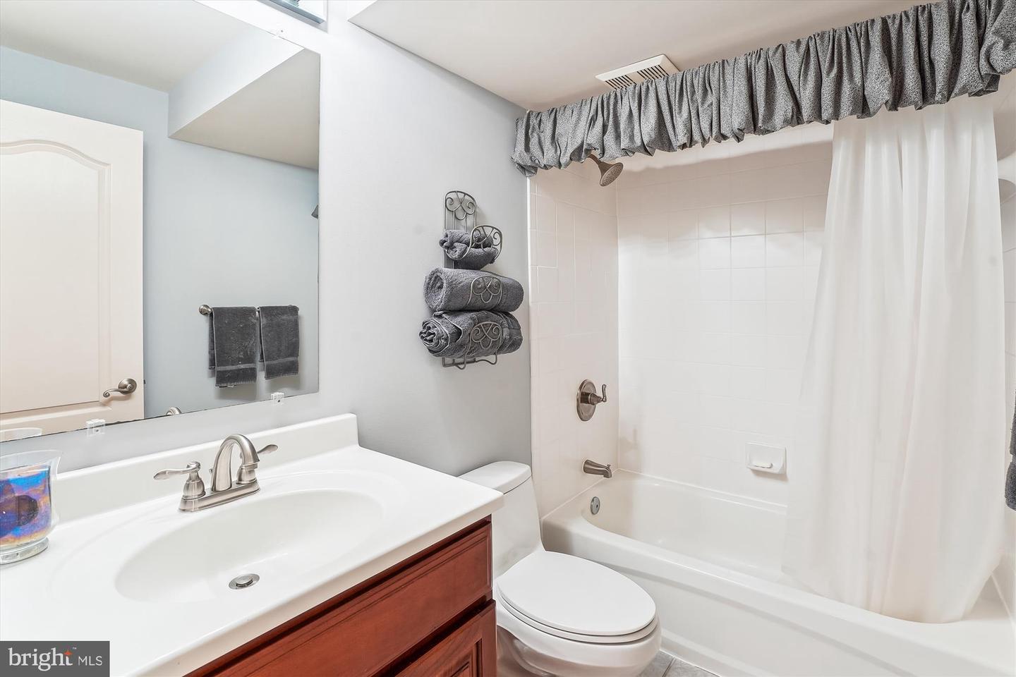 9111 OAK CHASE CT, FAIRFAX STATION, Virginia 22039, 4 Bedrooms Bedrooms, ,3 BathroomsBathrooms,Residential,For sale,9111 OAK CHASE CT,VAFX2245910 MLS # VAFX2245910